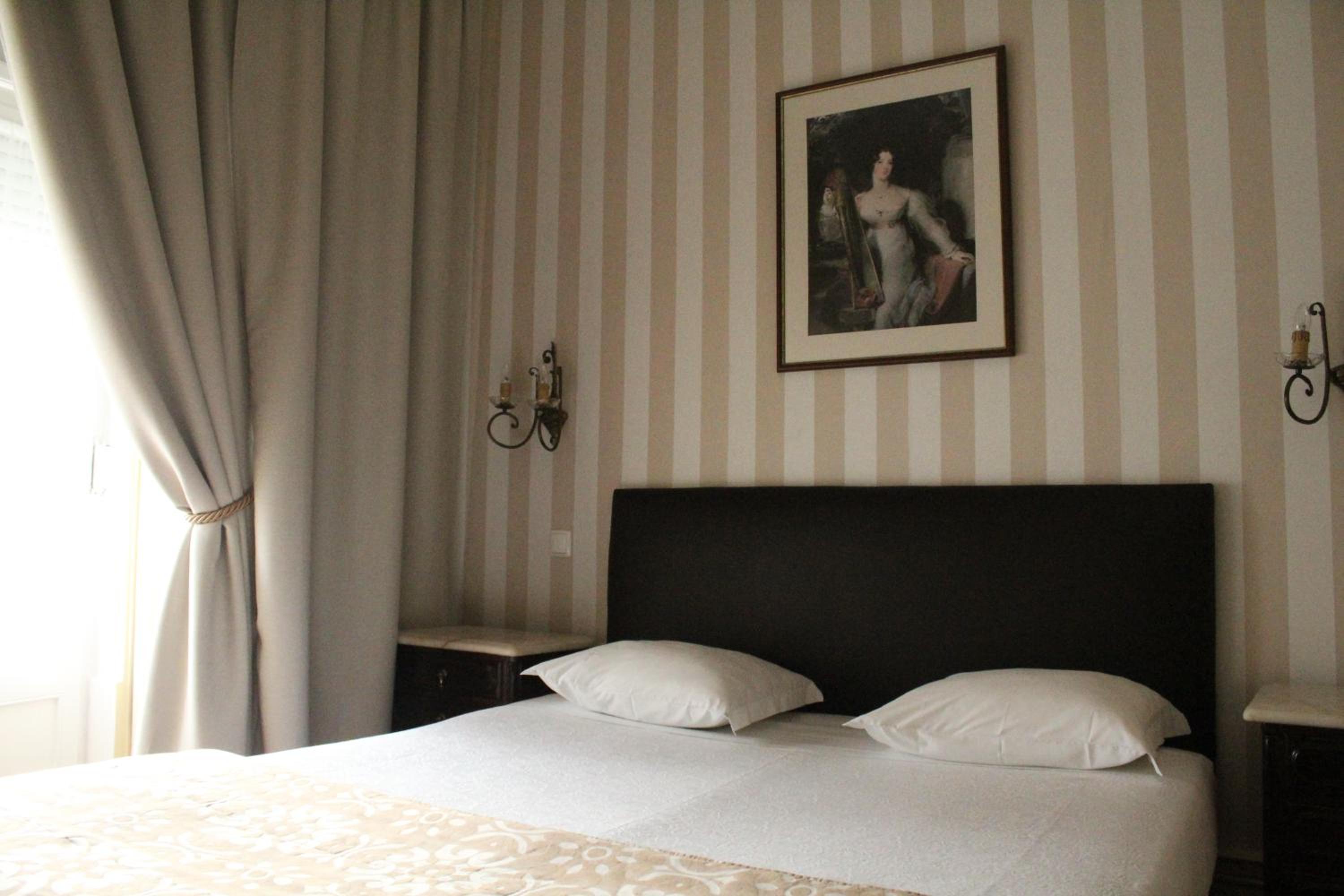 Double Room with Private Bathroom - Photo 2