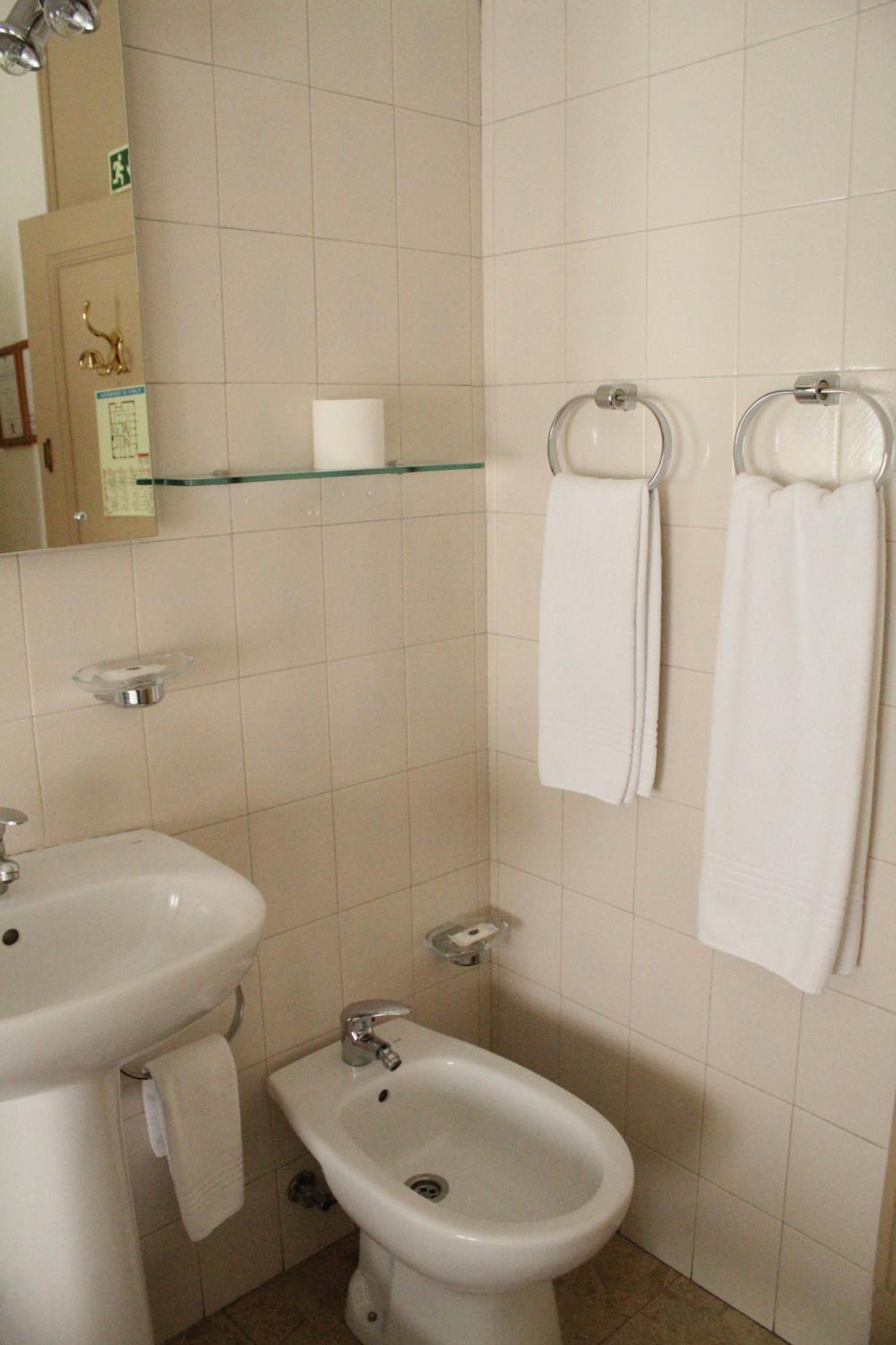 Double Room with Balcony - Photo 6