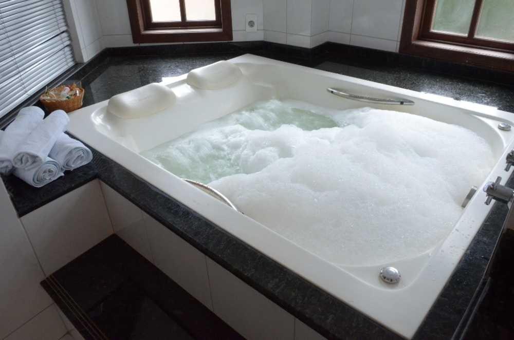 Deluxe Suite with Spa Bath photo 3