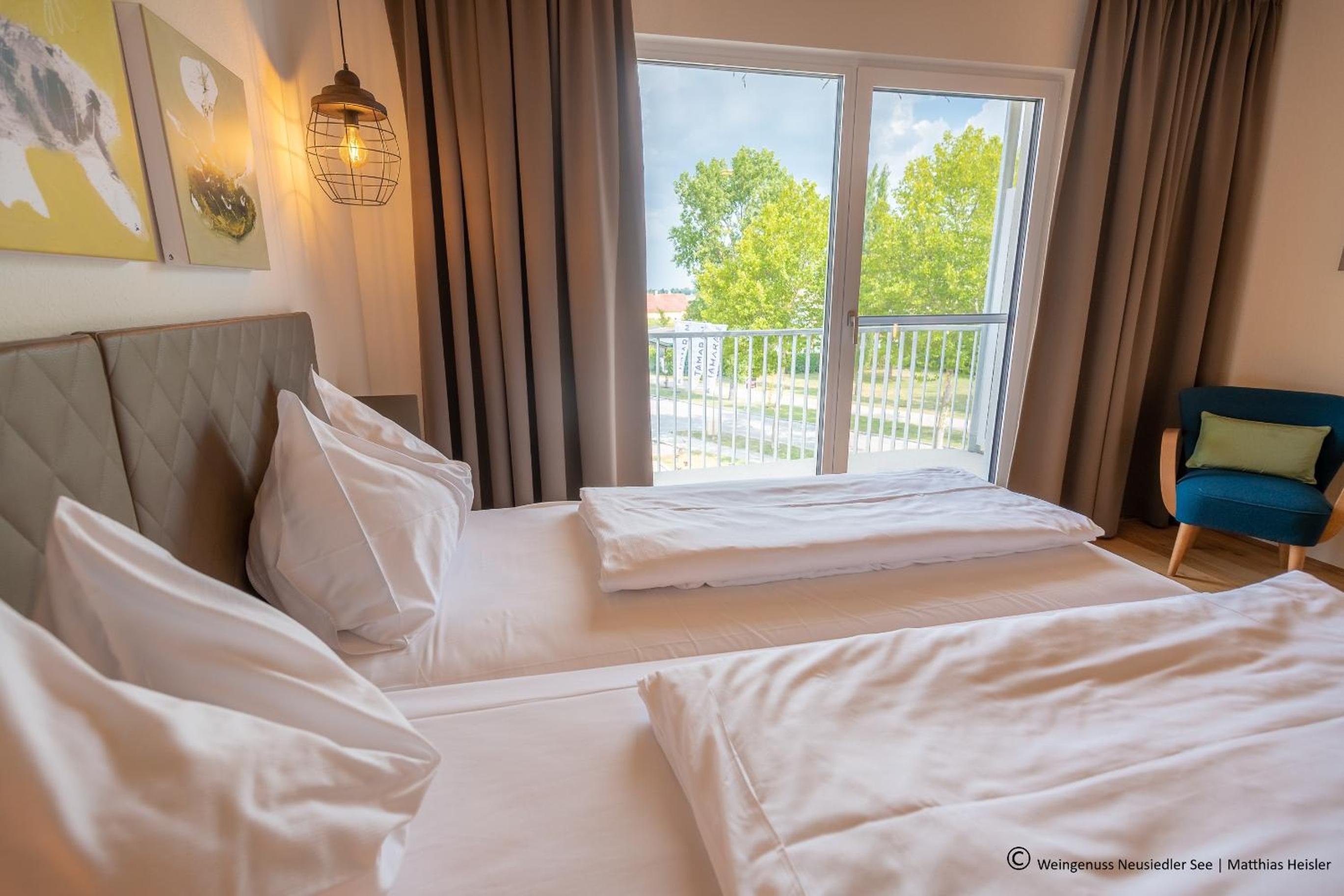 Double Room with Balcony - Lakeside - Photo 3