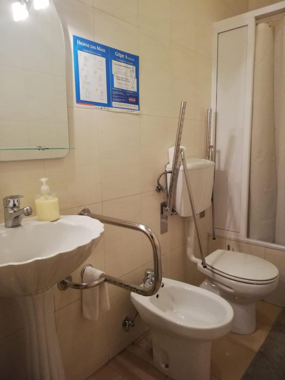 Double Room with Private Bathroom - Photo 9