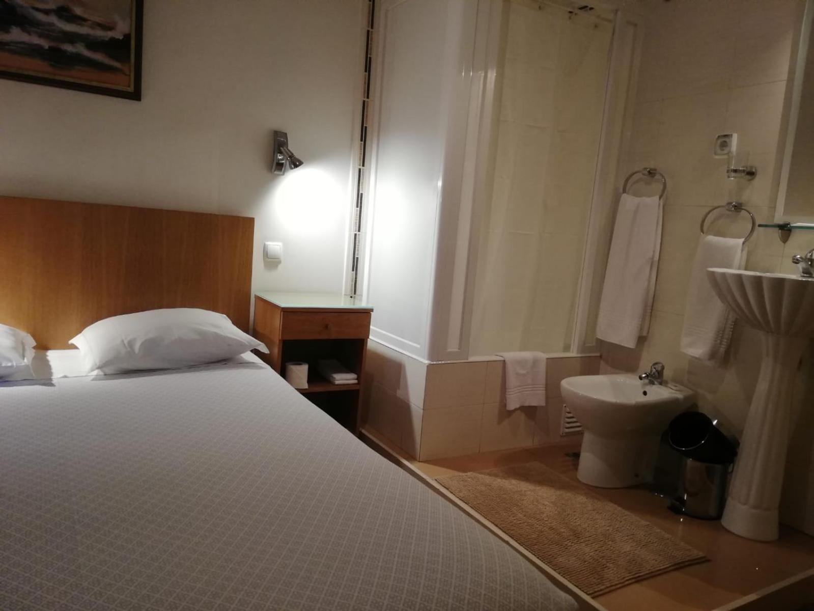 Double Room - Photo 9