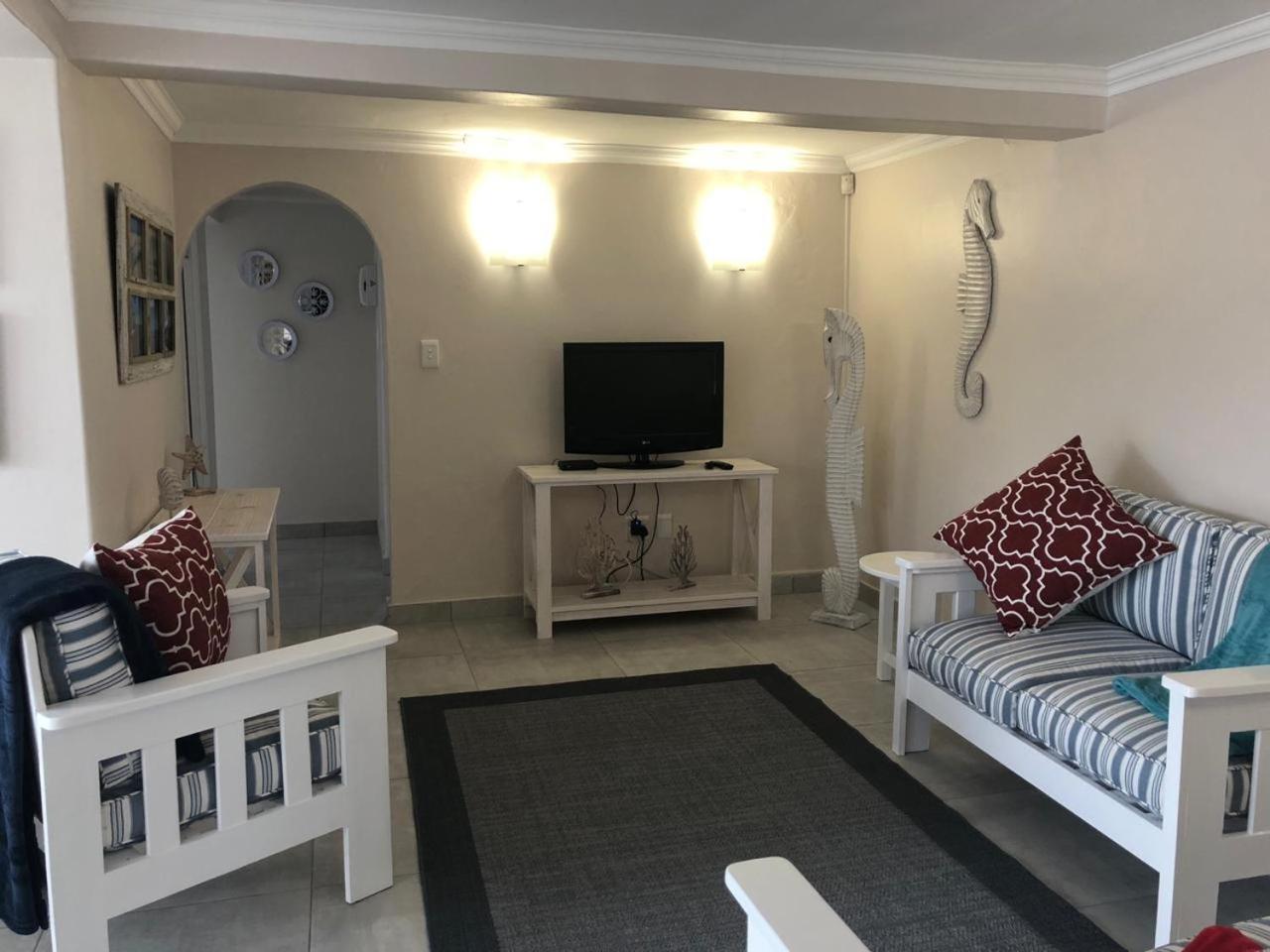Three-Bedroom House photo 3