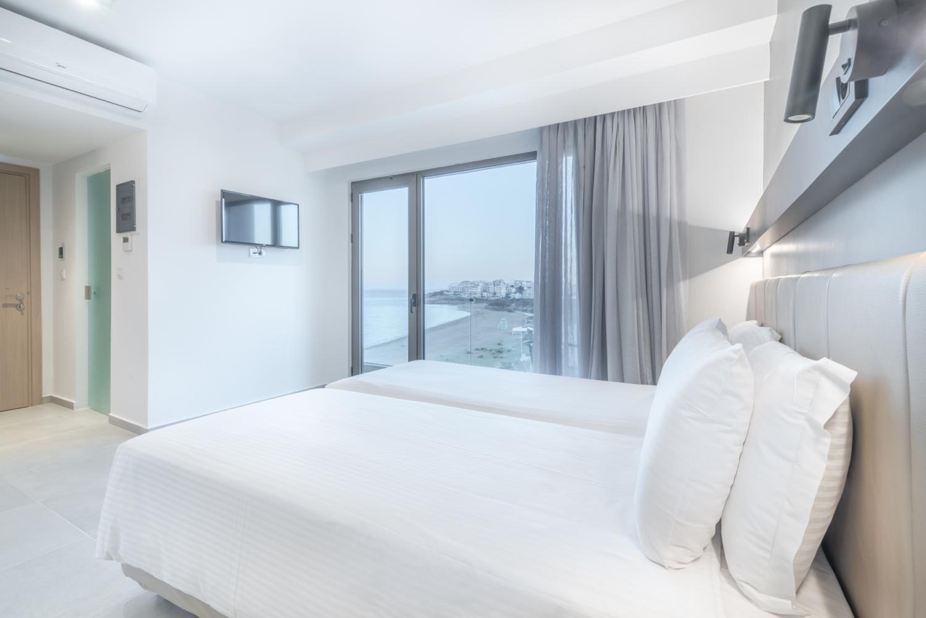 Superior Triple Room with Side Sea View (3 Adults) photo 1