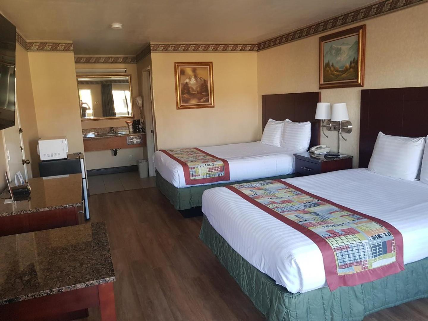 Queen Room with Two Queen Beds - Non-Smoking photo 3