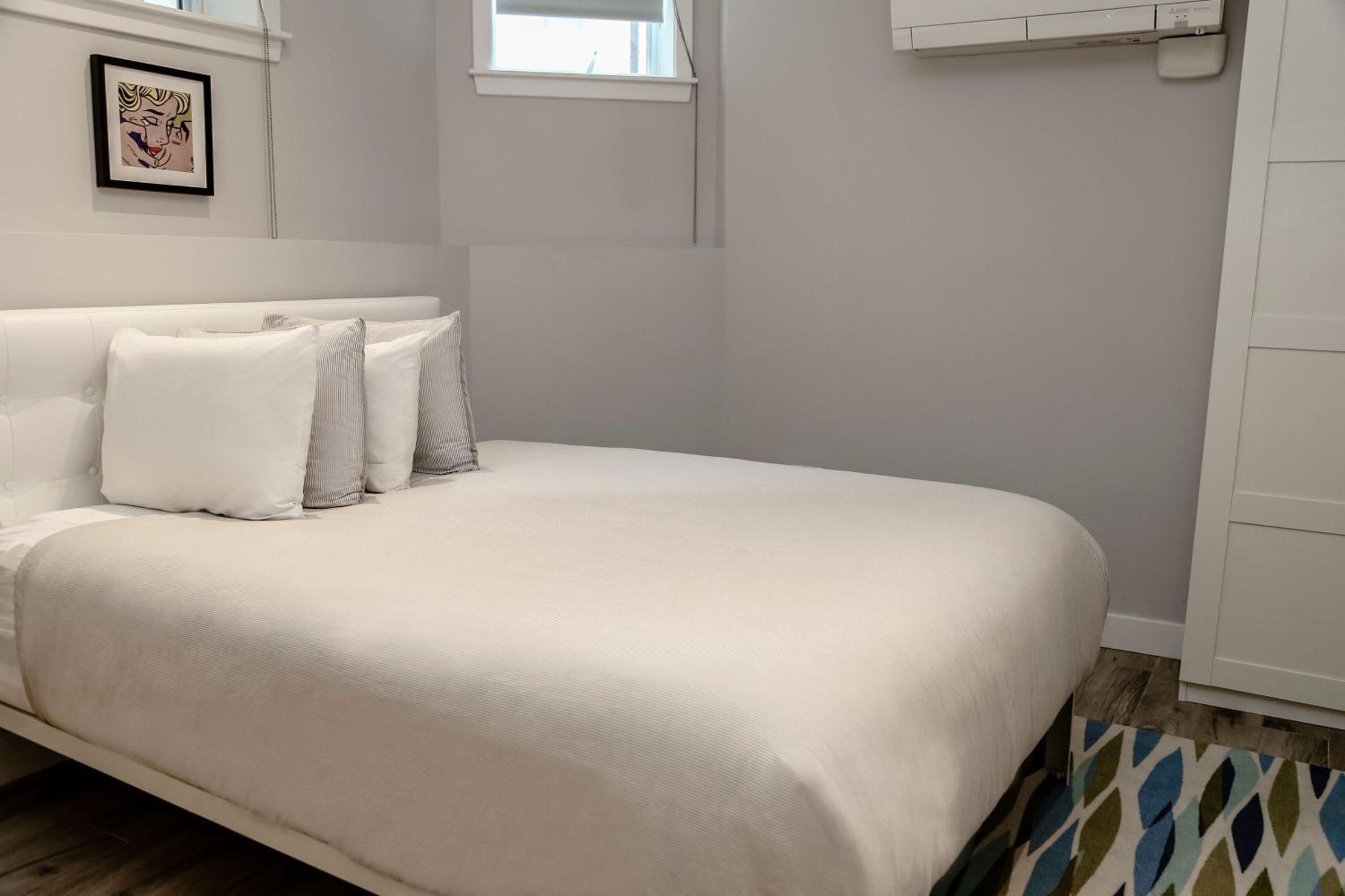 One-Bedroom Apartment - Photo 12