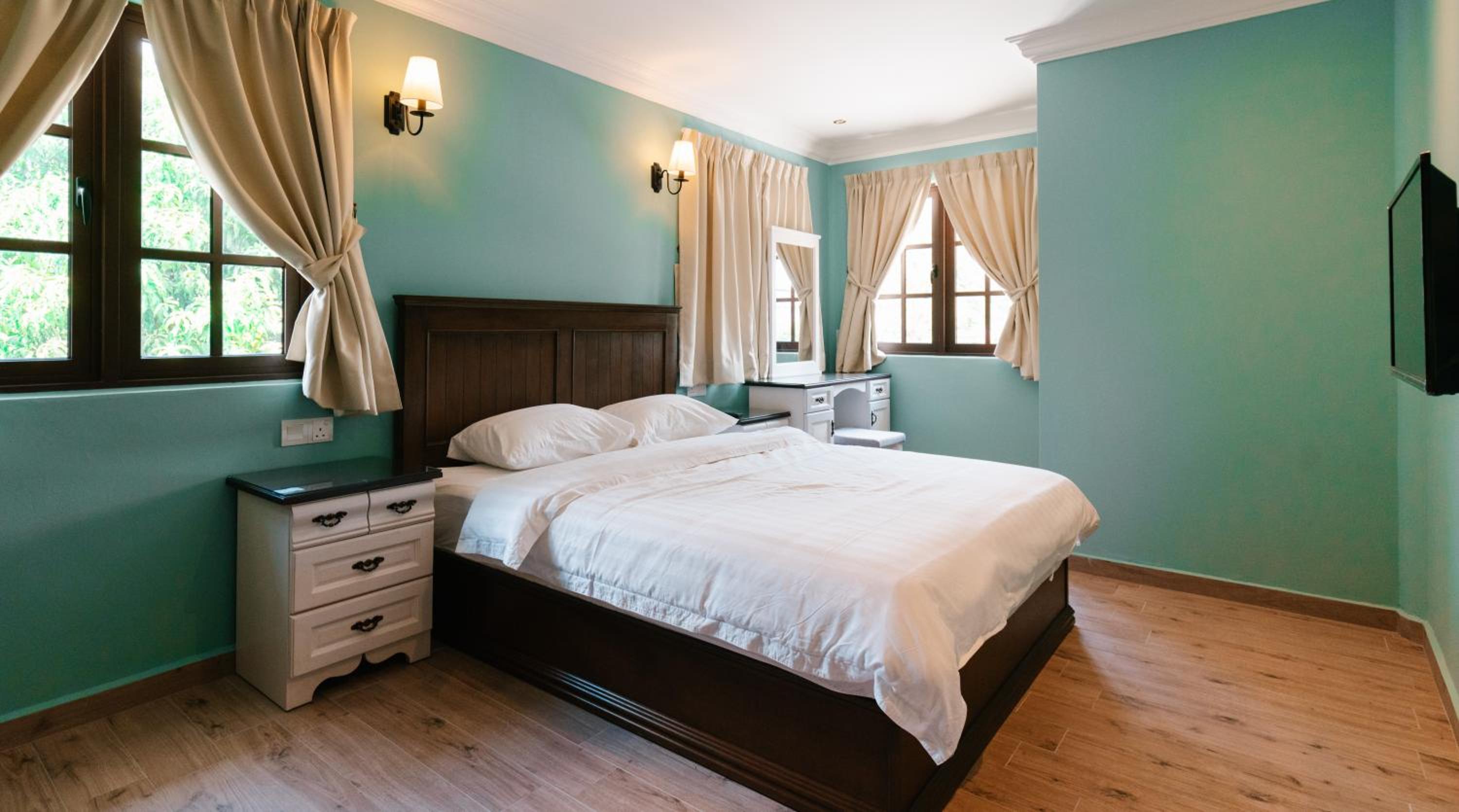 Deluxe Double Room with Balcony - Photo 2