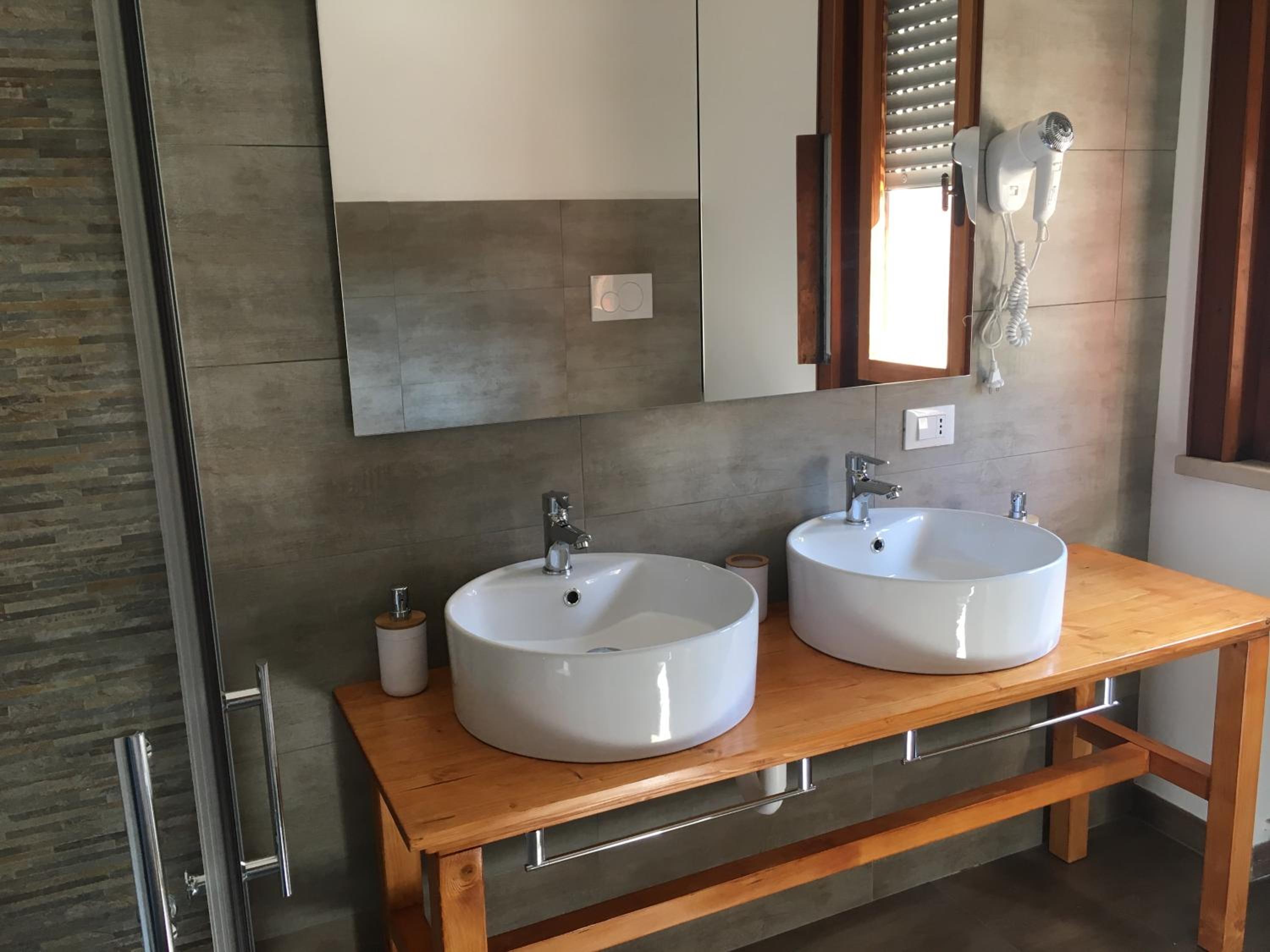 Quadruple Room with Private Bathroom - Photo 2