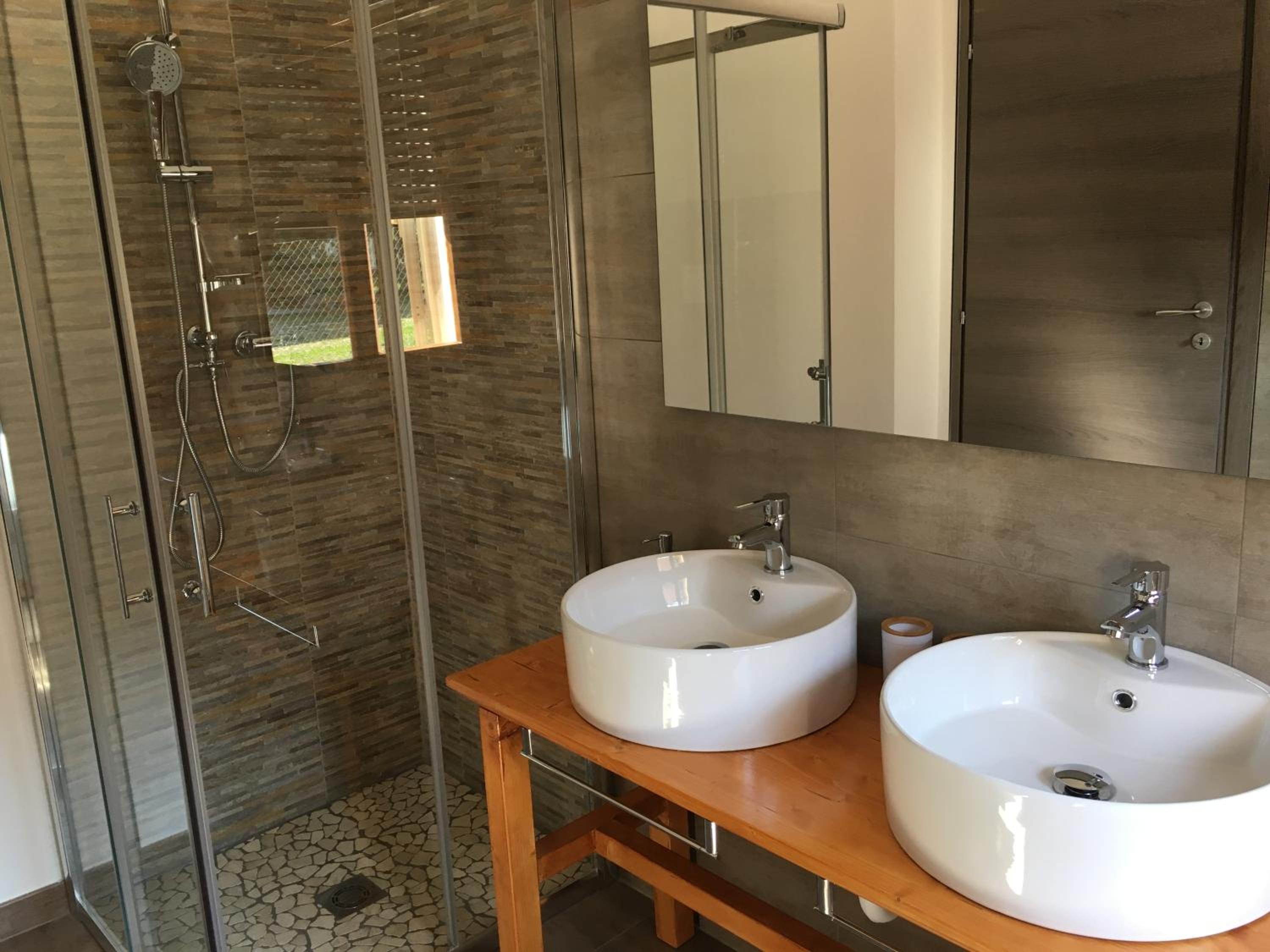 Quadruple Room with Private Bathroom - Photo 3