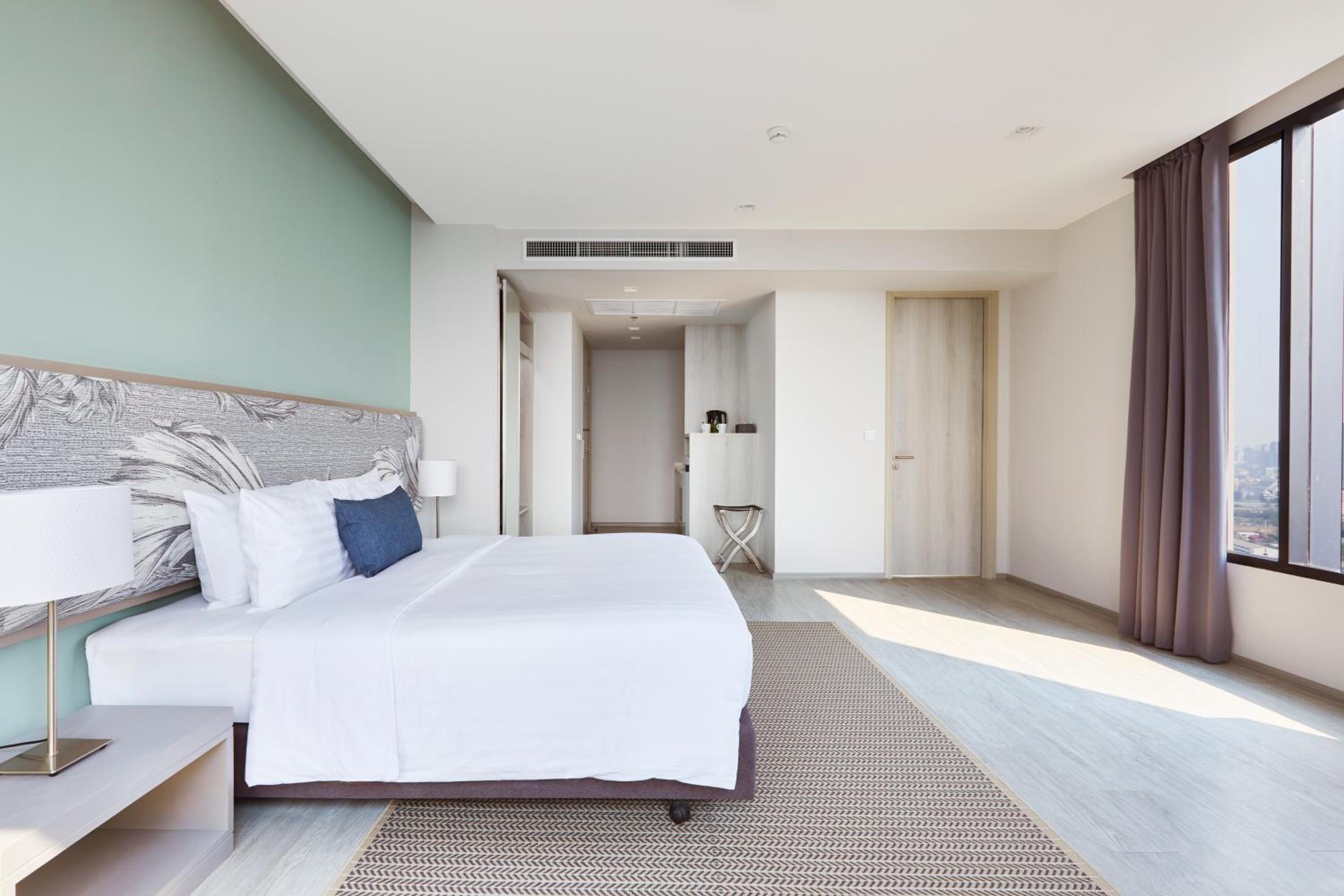 Deluxe Room thumbnail 6