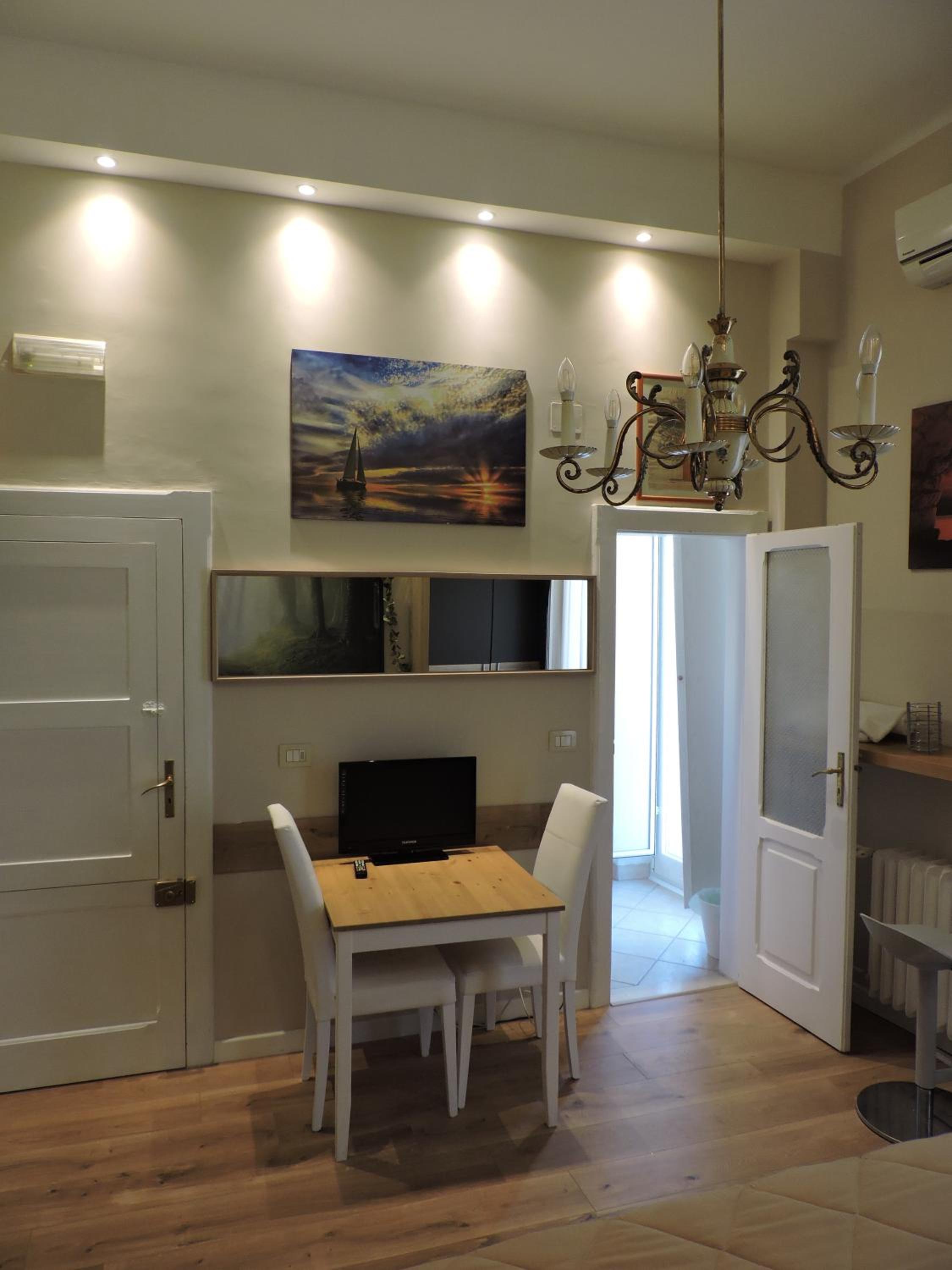 Large Double Room - Photo 10