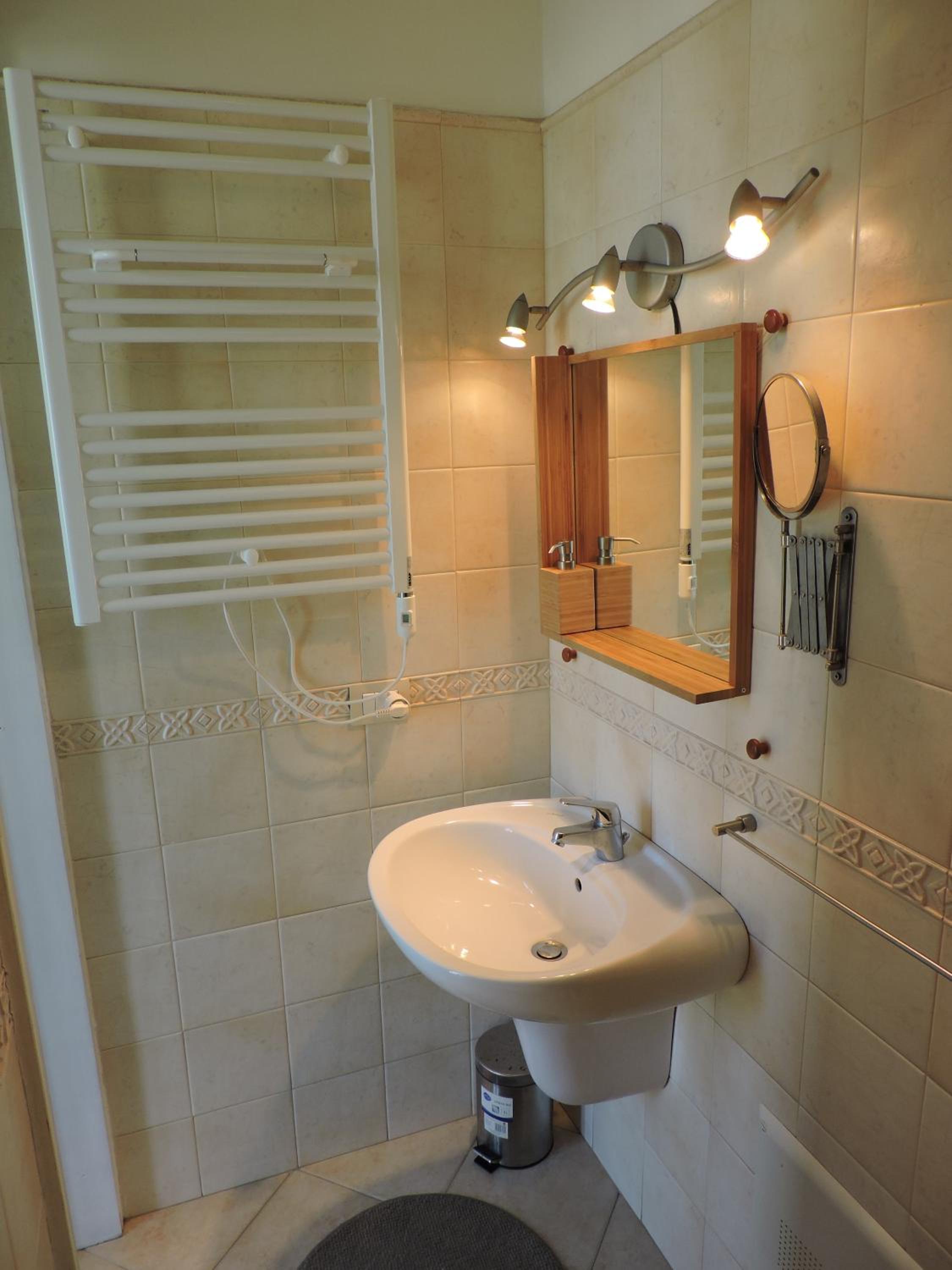 Family Room with Private Bathroom - Photo 9