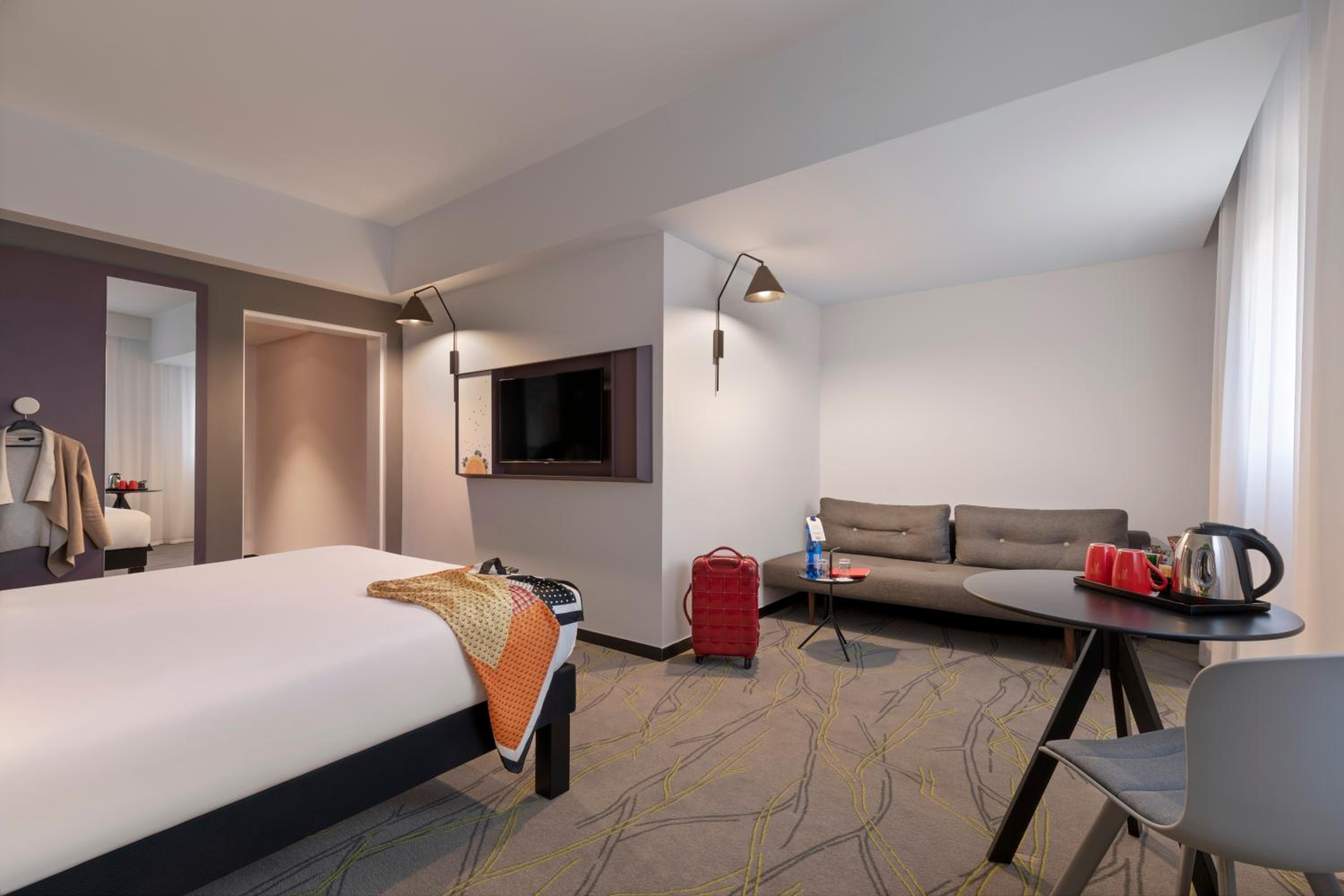 Standard Family Room with One Queen Bed and Sofa - Photo 3
