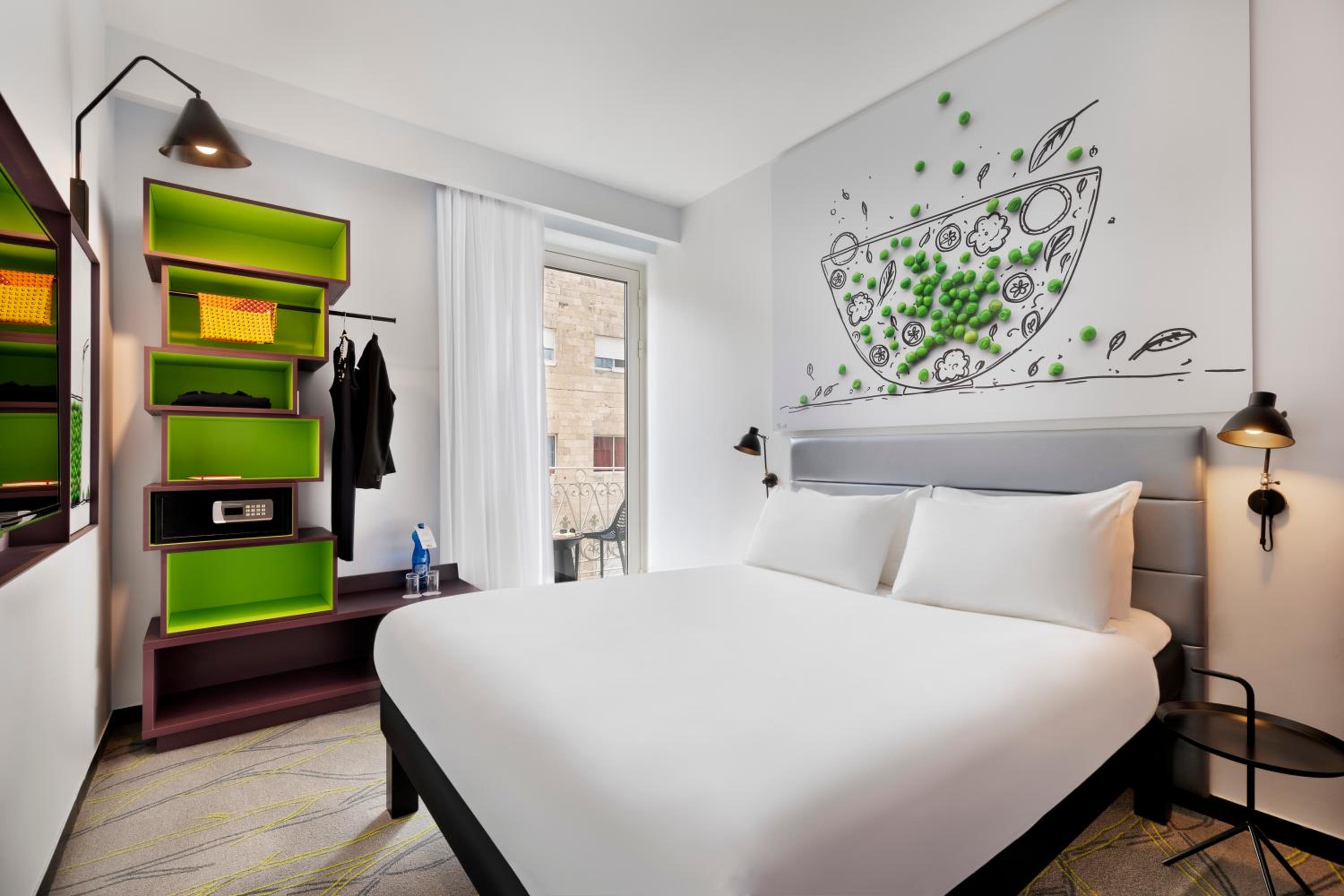 Standard Queen Room with Balcony - Photo 6