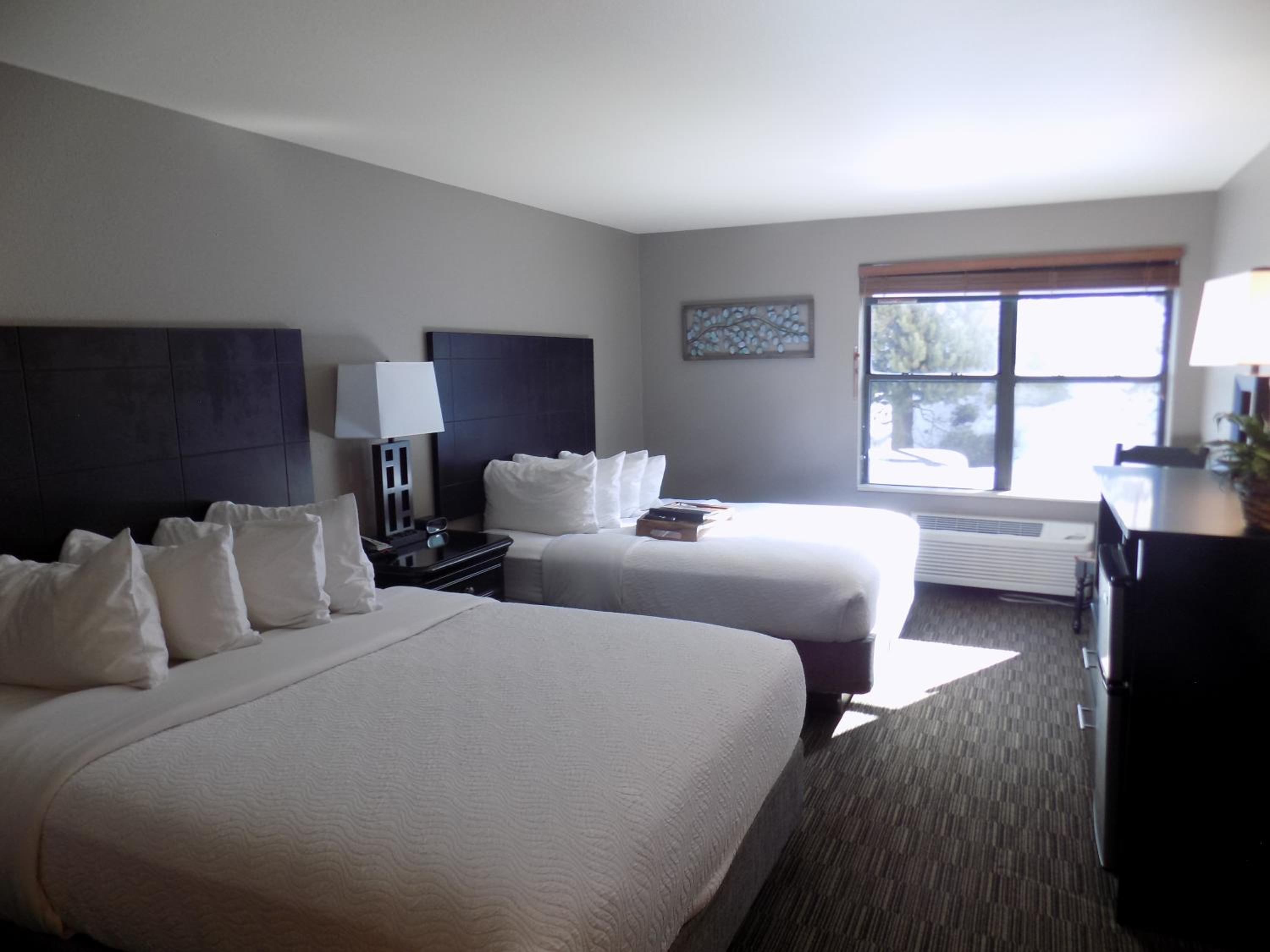 Queen Room with Two Queen Beds - Photo 2