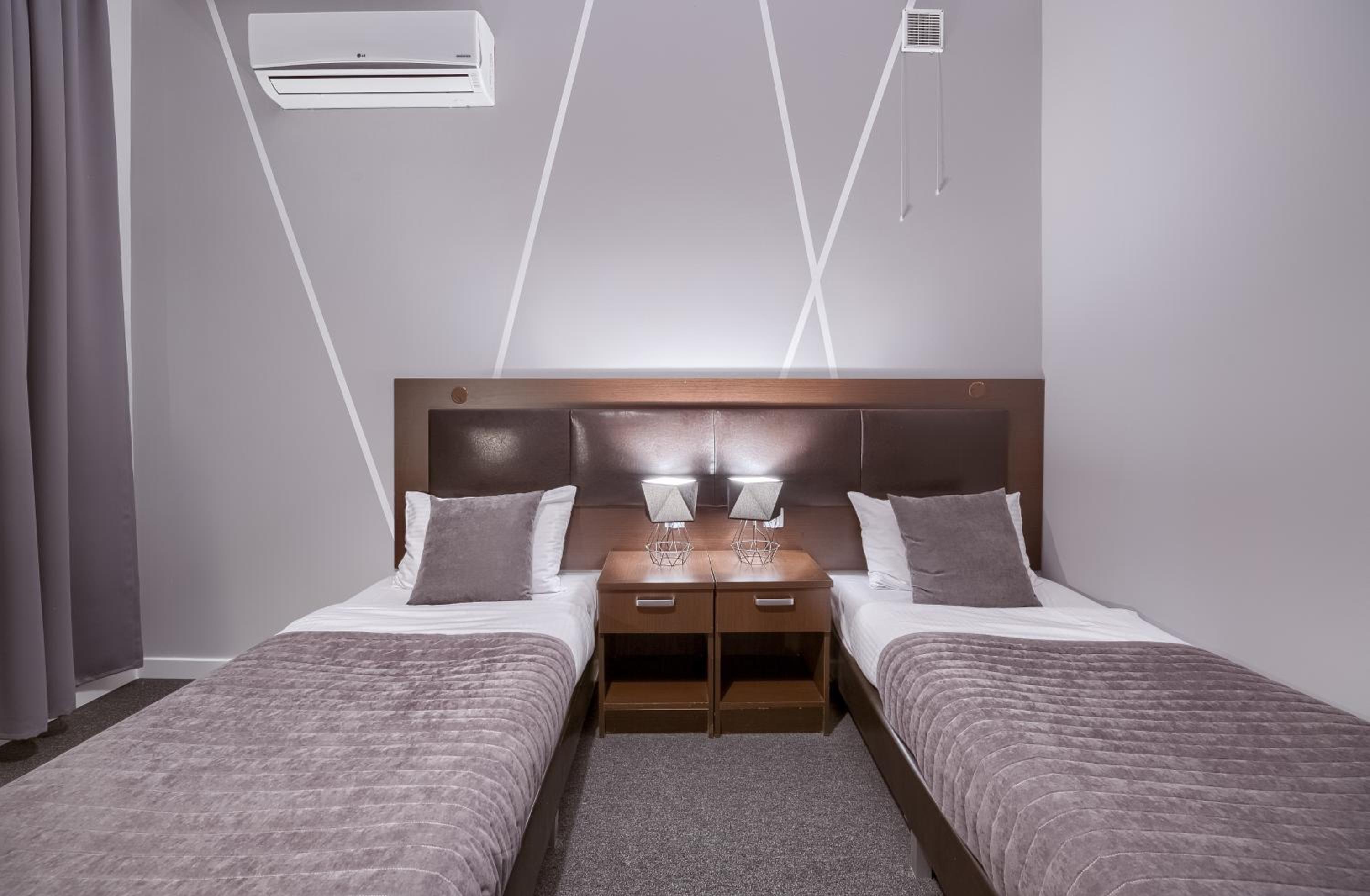 Standard Twin Room - Photo 4