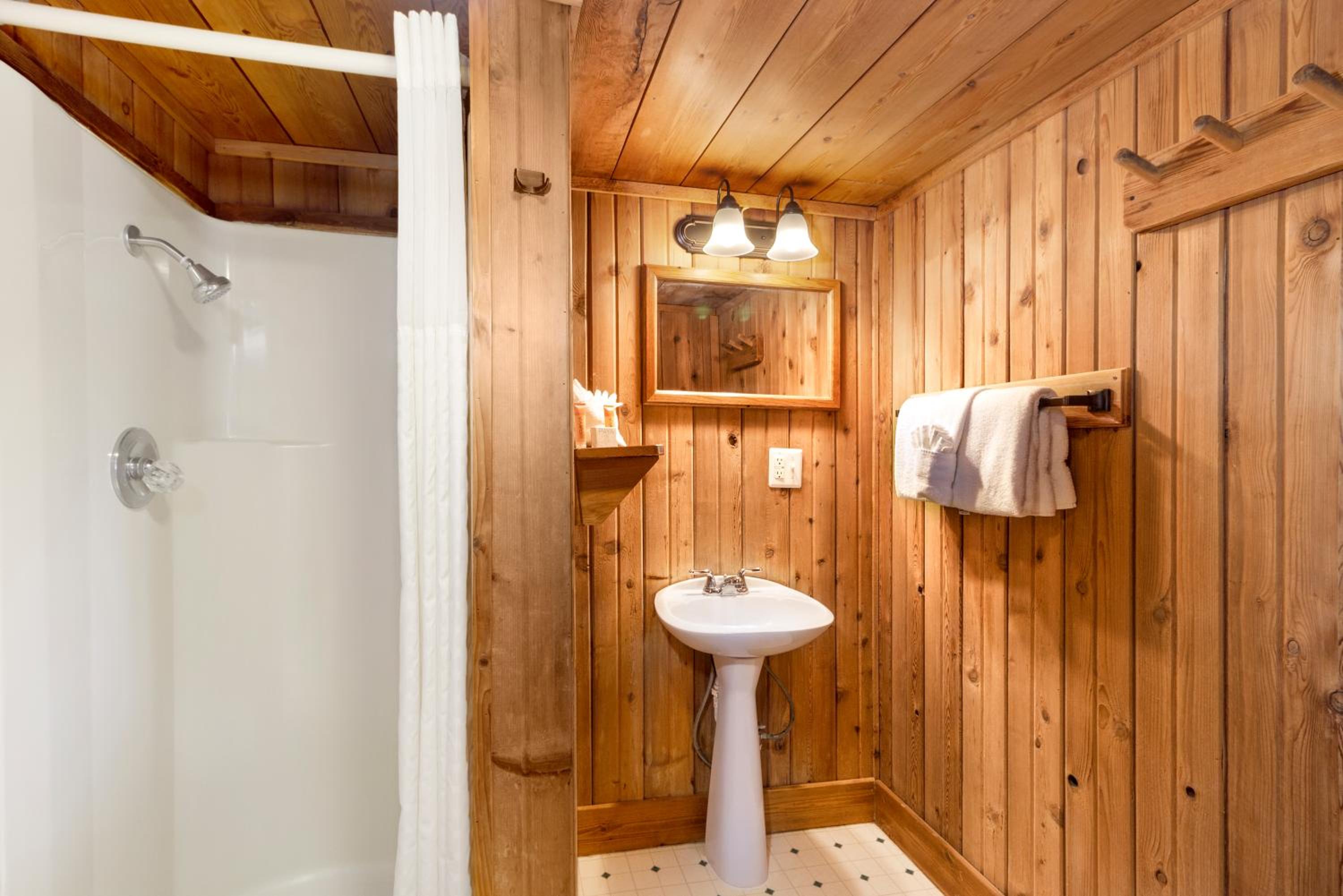 One-Bedroom Cottage (No pets) photo 2