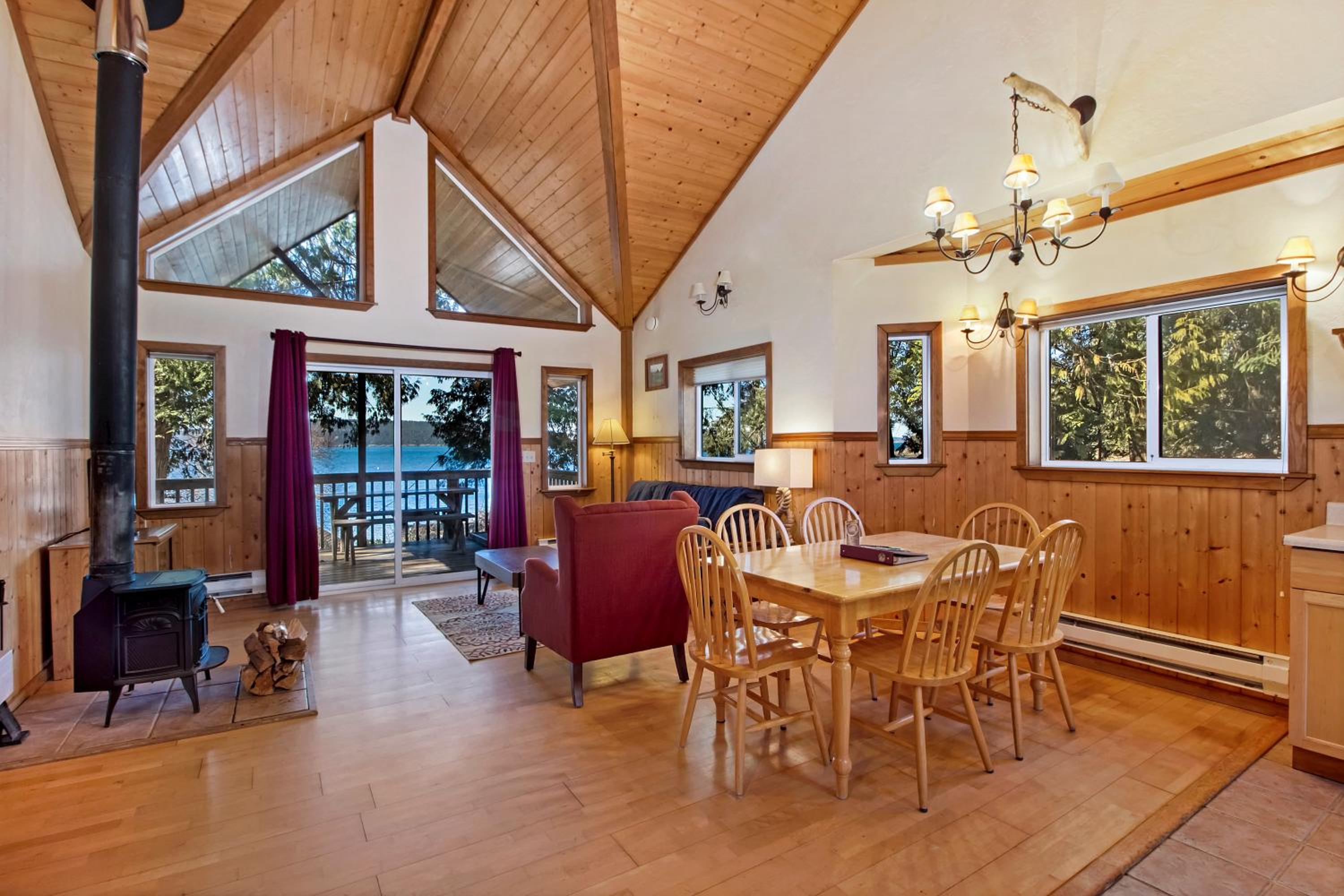 Deluxe Bungalow (No pets) photo 1