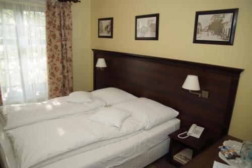Double or Twin Room - Photo 3