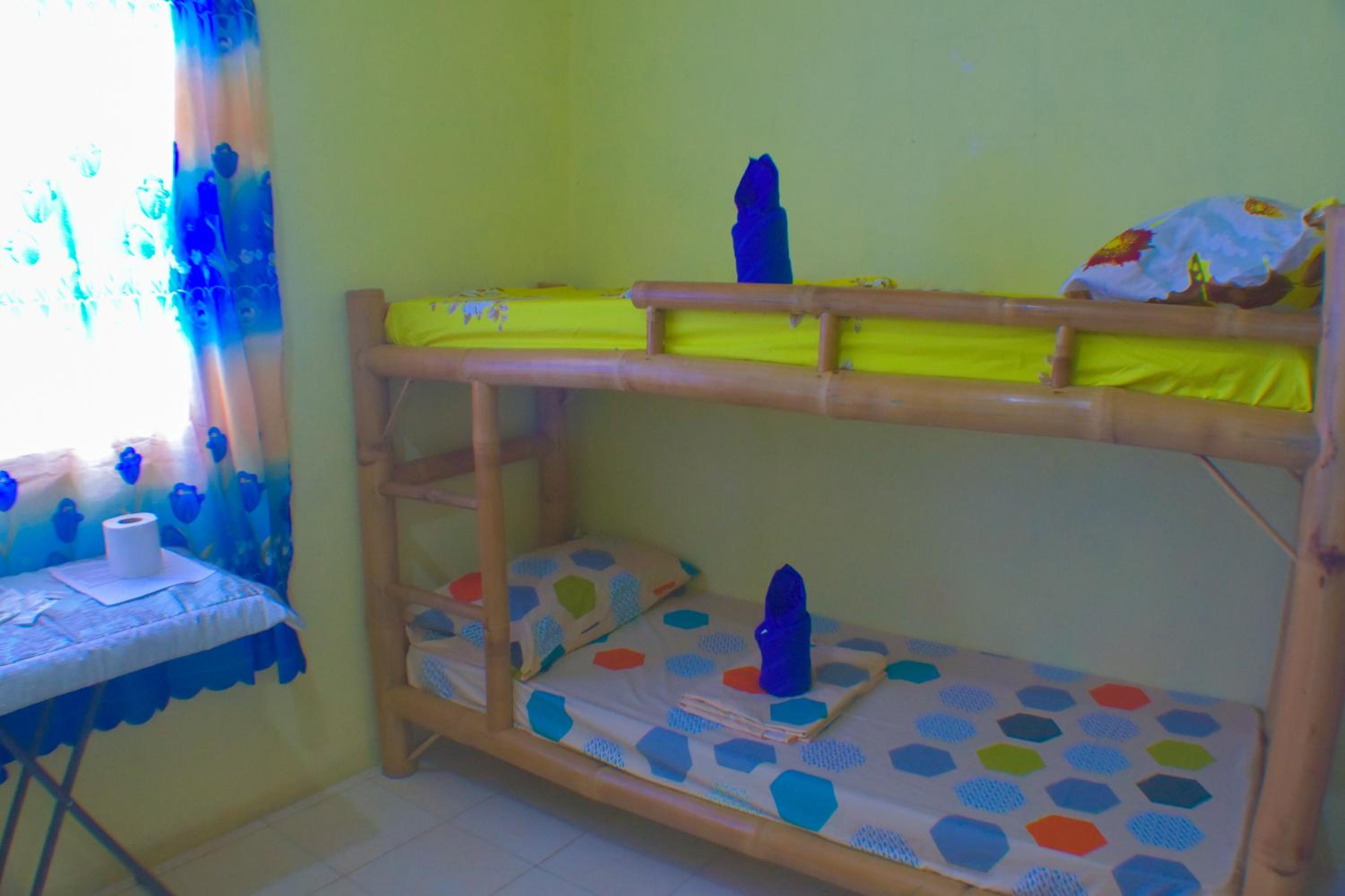 Economy Quadruple Room With Shared Bathroom photo 2
