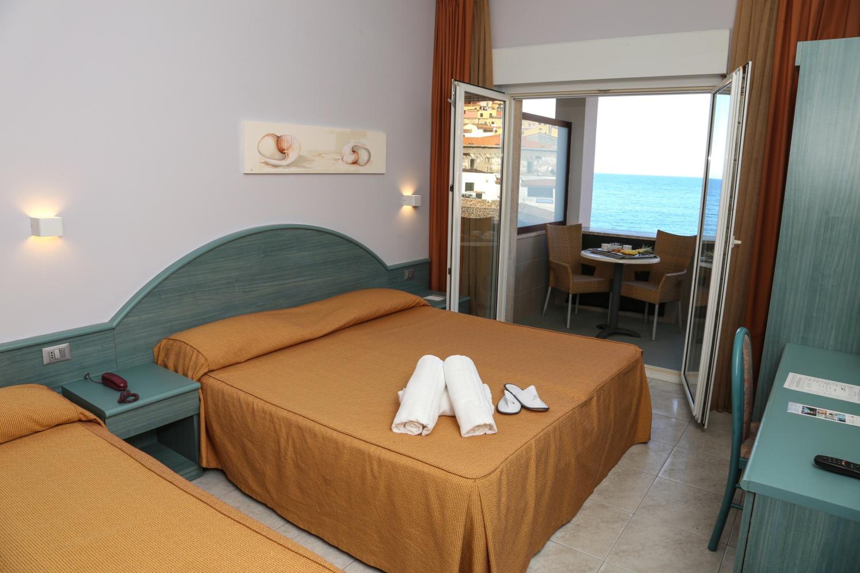 Superior Triple Room with Balcony and Sea View - Photo 1