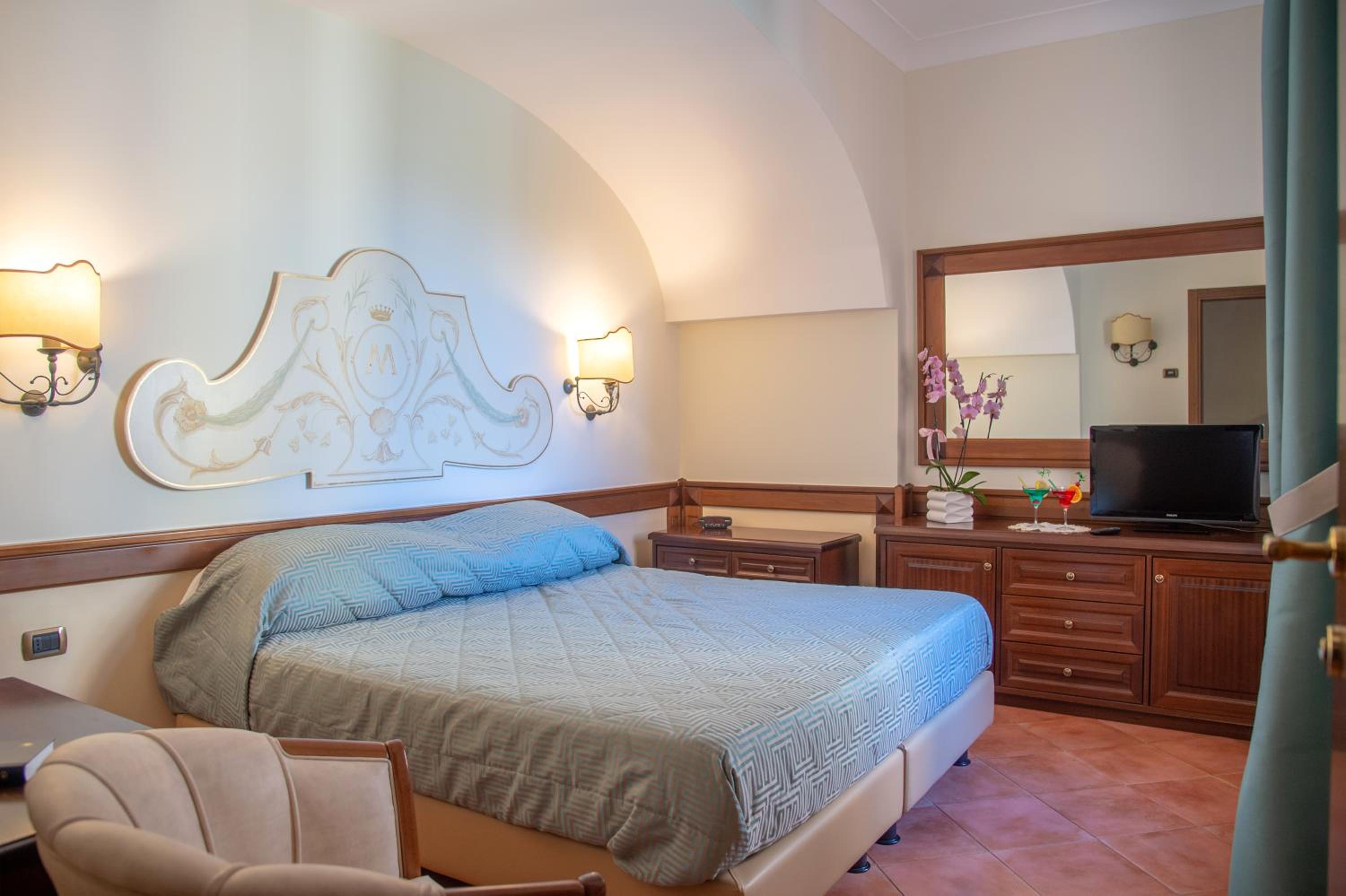 Suite with Spa Bath - Partial Sea view thumbnail 5