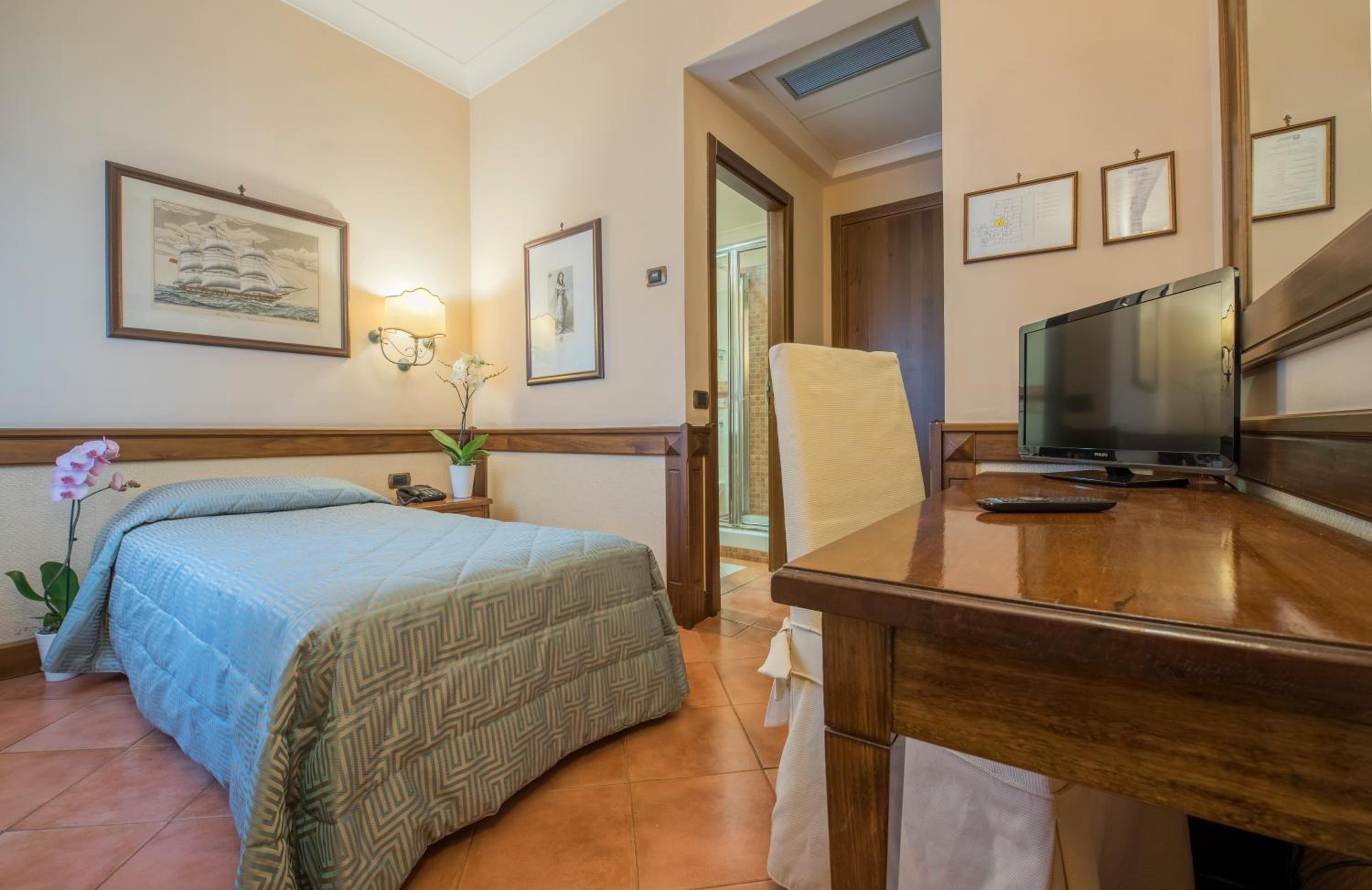 Single Room with Window