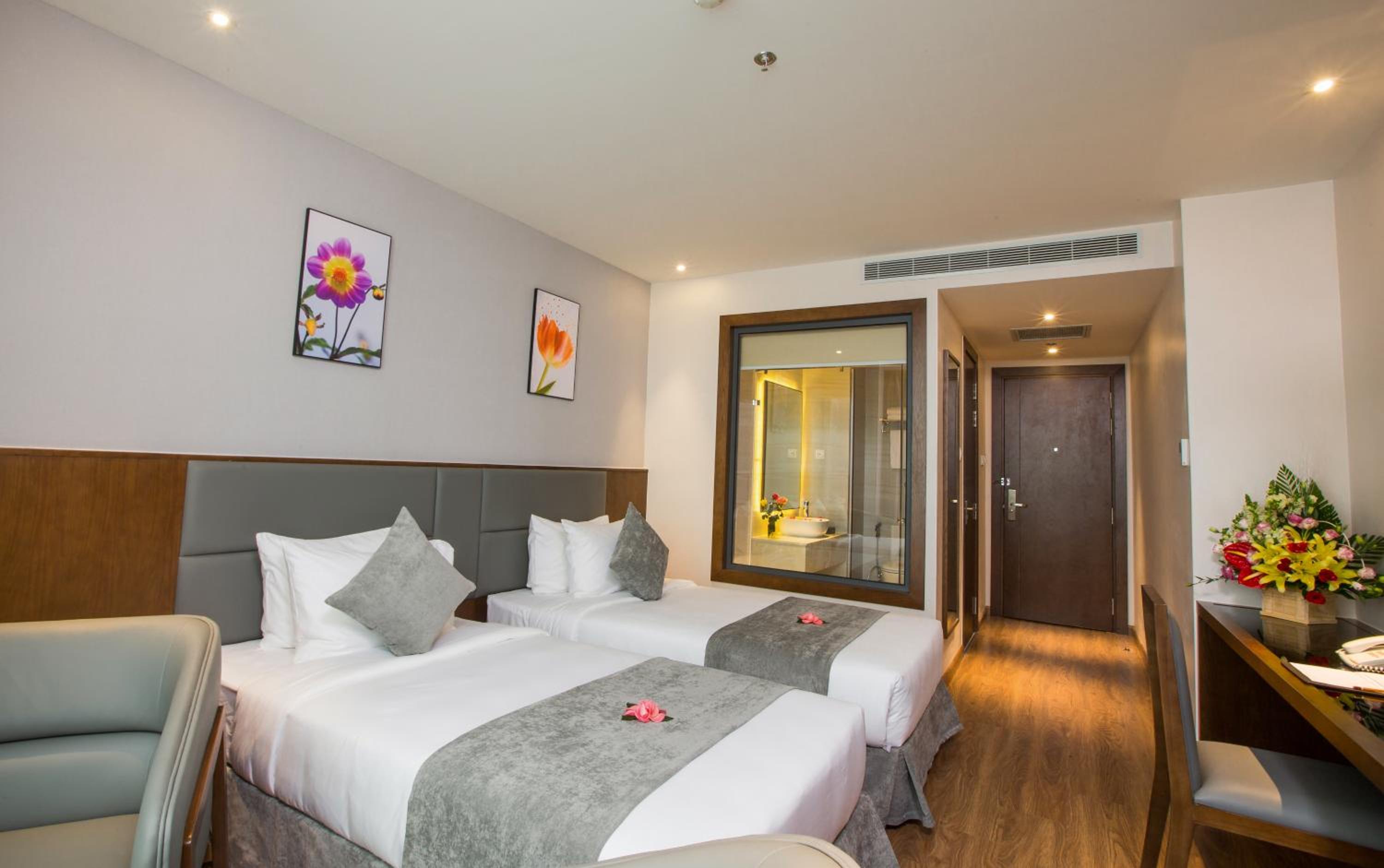 Superior Double or Twin Room with City View thumbnail 6