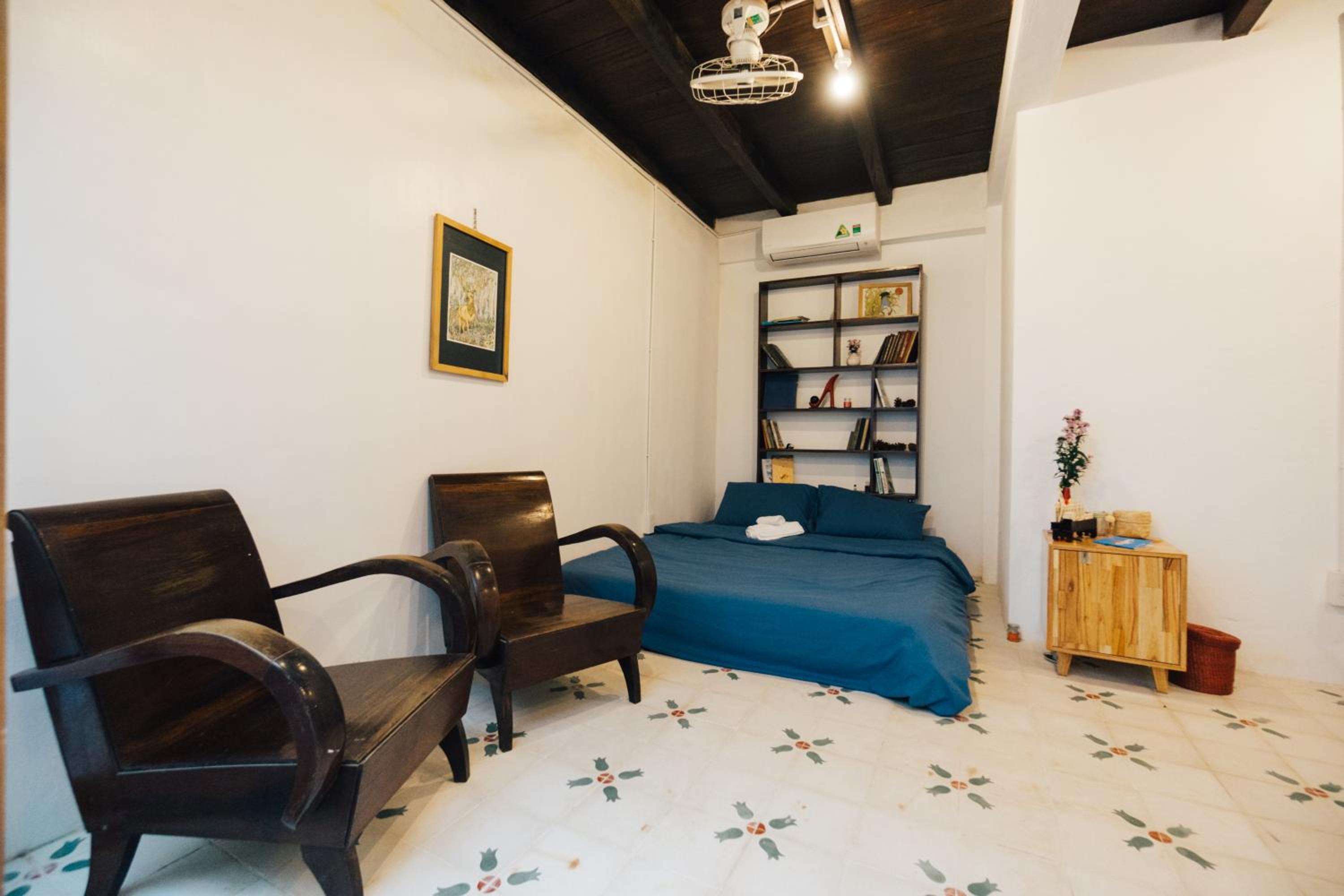 Family Room with Private Bathroom - Photo 8