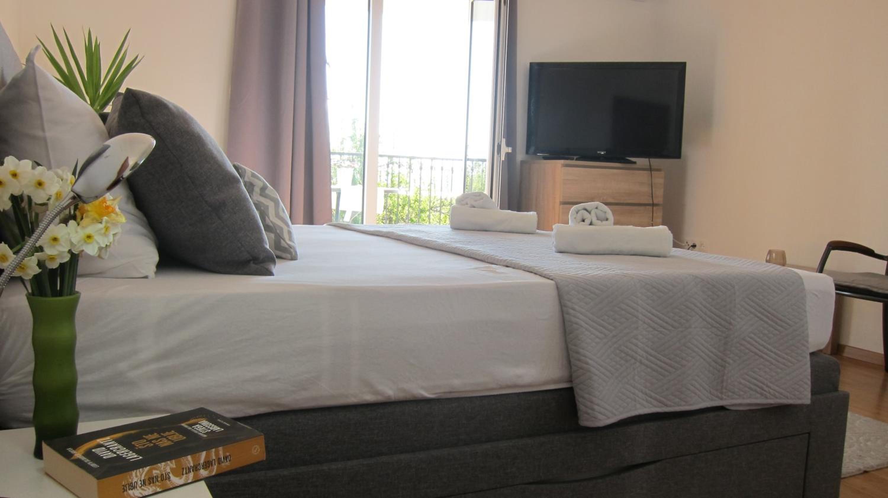 Studio Apartment - Photo 1