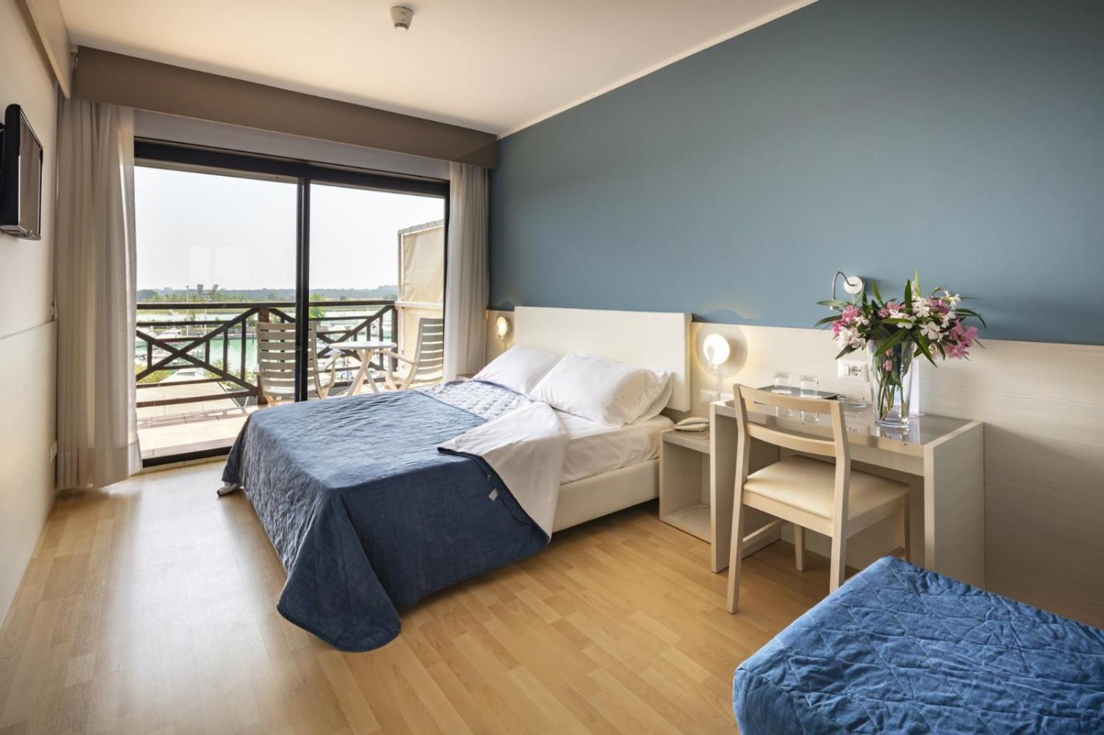 Deluxe Double Or Twin Room With Pool View - Photo 1