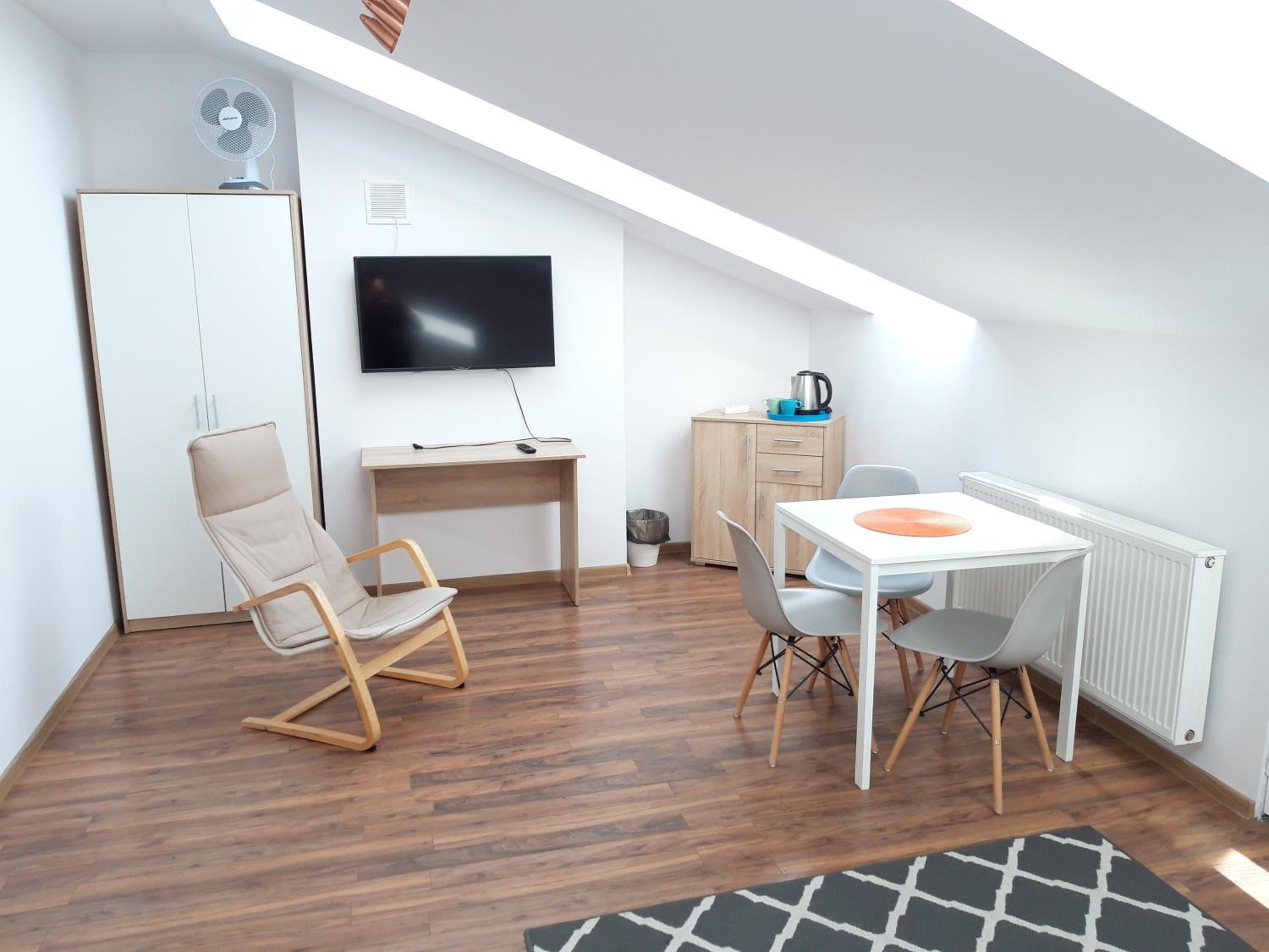 Large Double Room - Photo 3