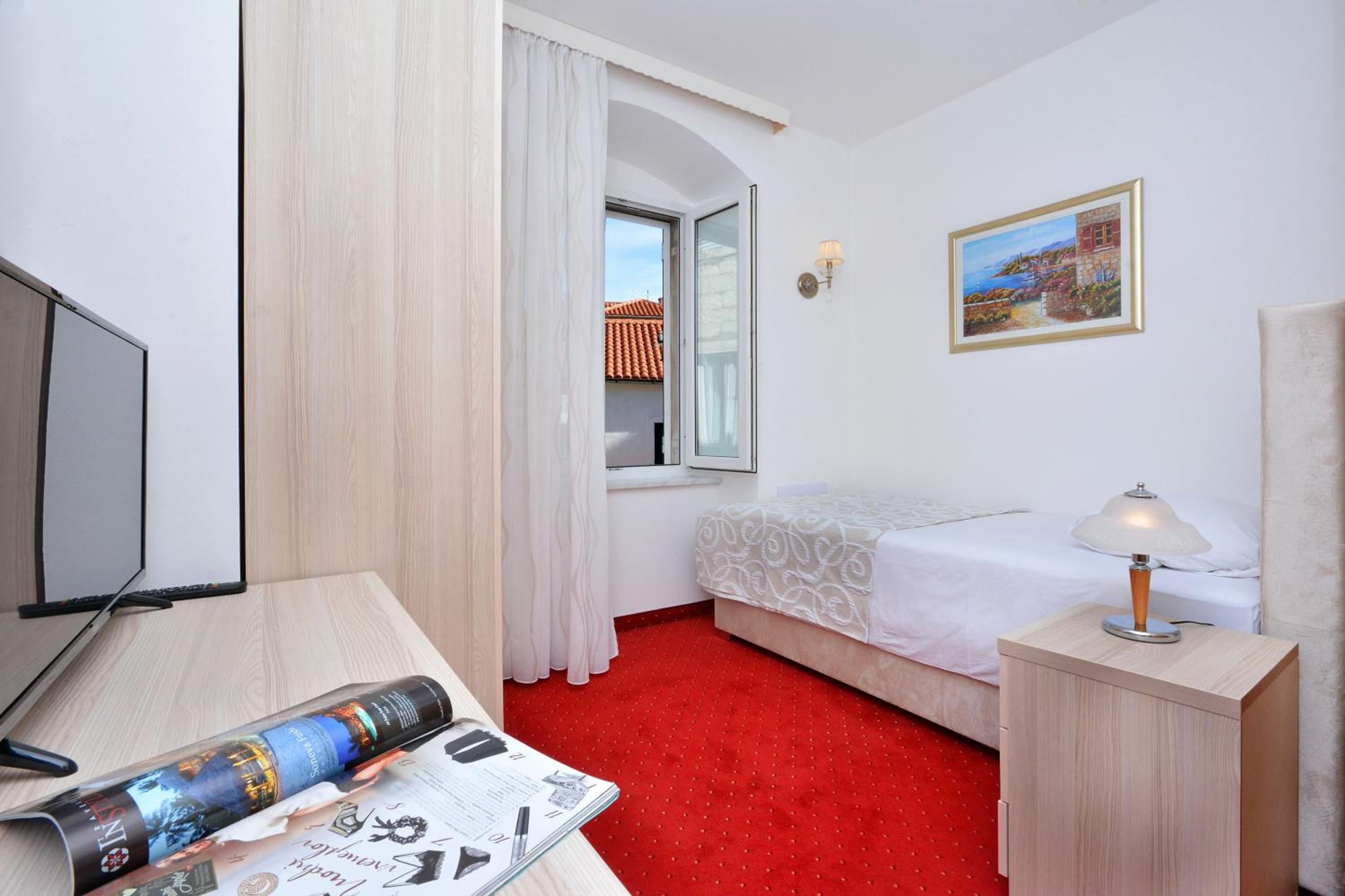 Single Room photo 2