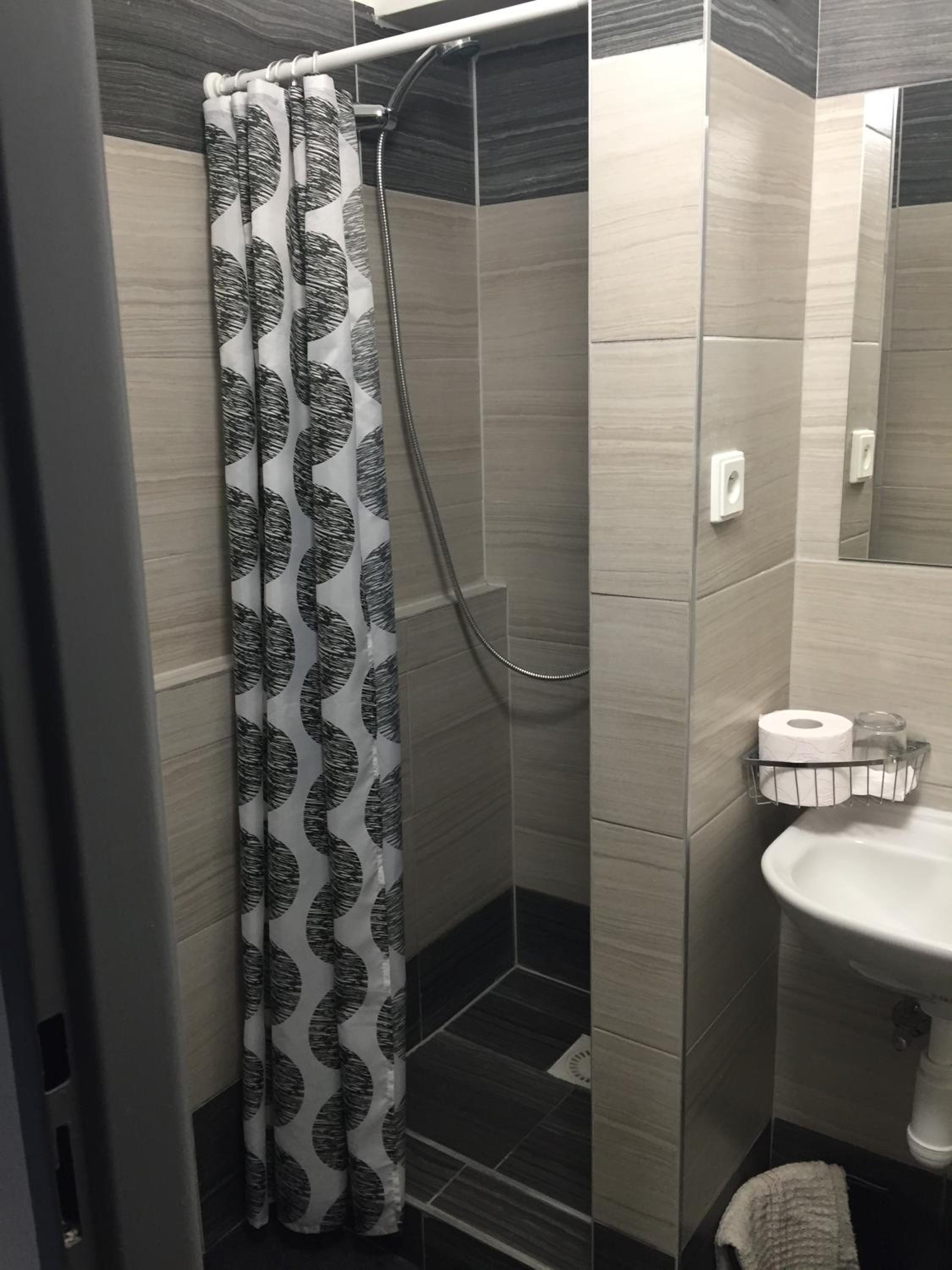 Apartment With Shower photo 2