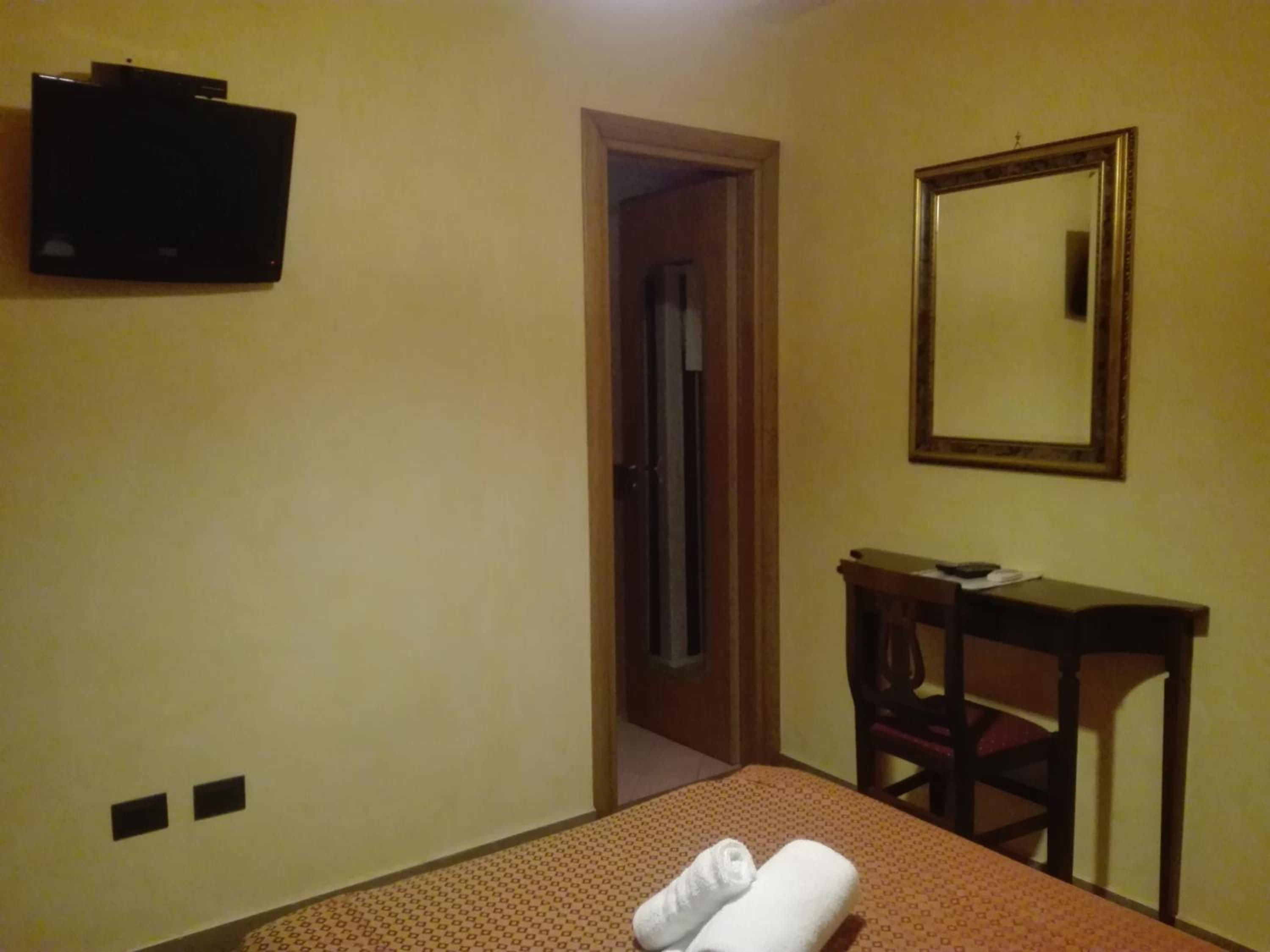 Single Room with Private Bathroom photo 3