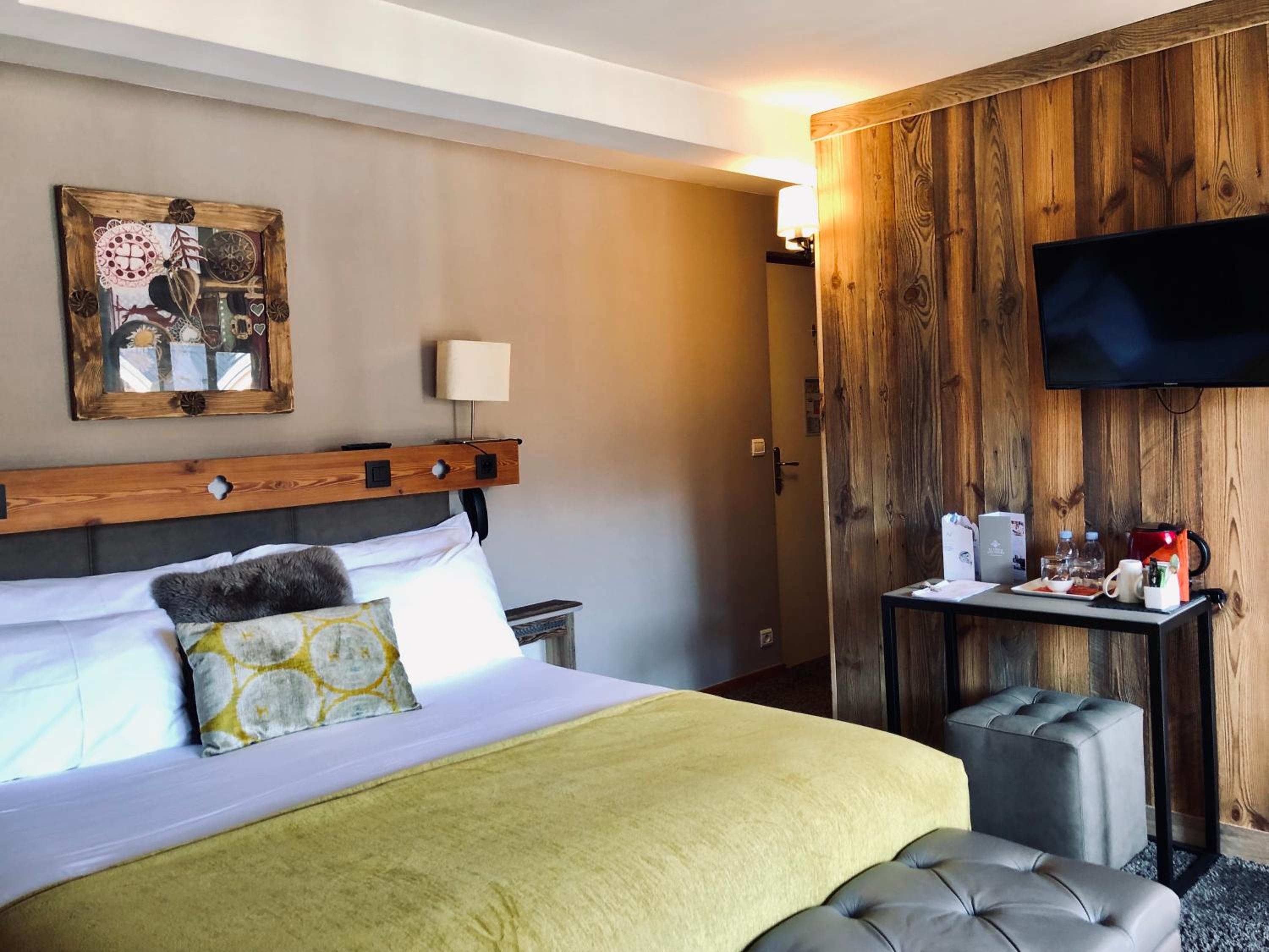 Deluxe Room - Photo 2