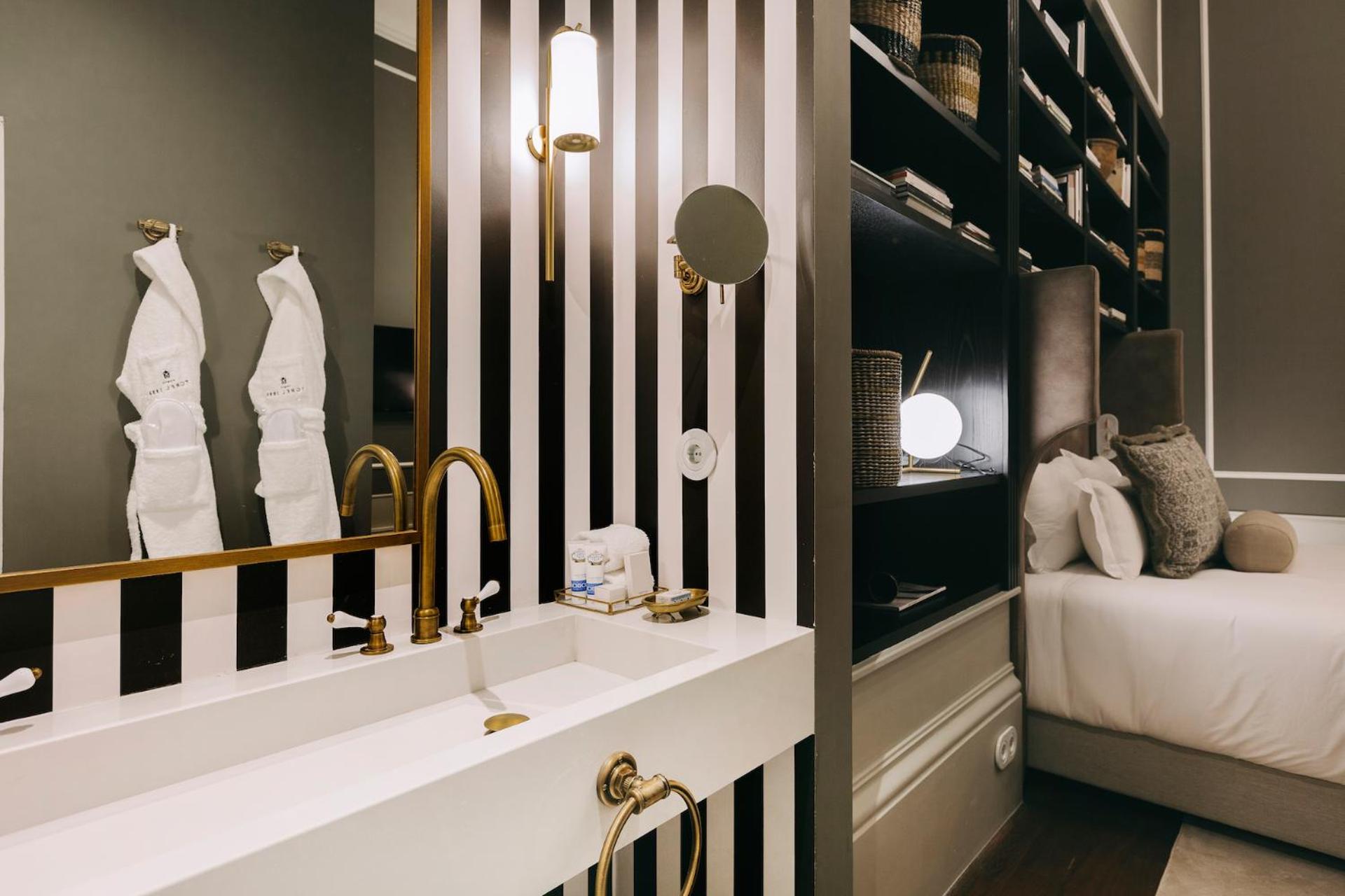 Deluxe Junior Suite - Photo 9