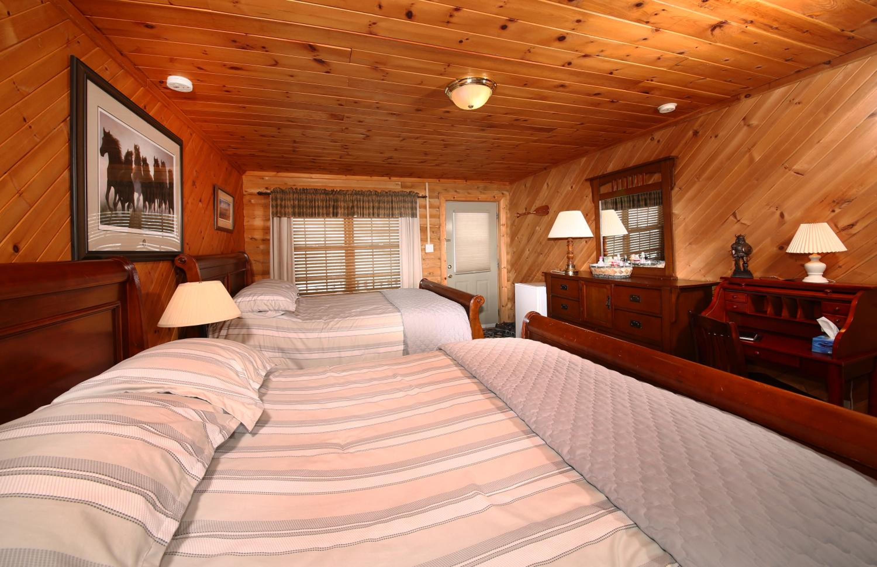 Queen Room with Two Queen Beds photo 2
