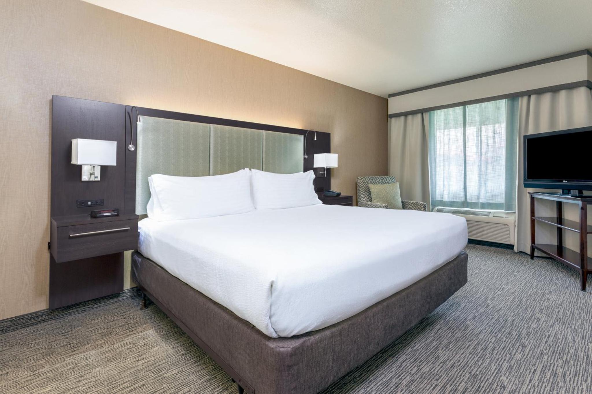 King Room - Hearing Accessible - Roll-in Shower