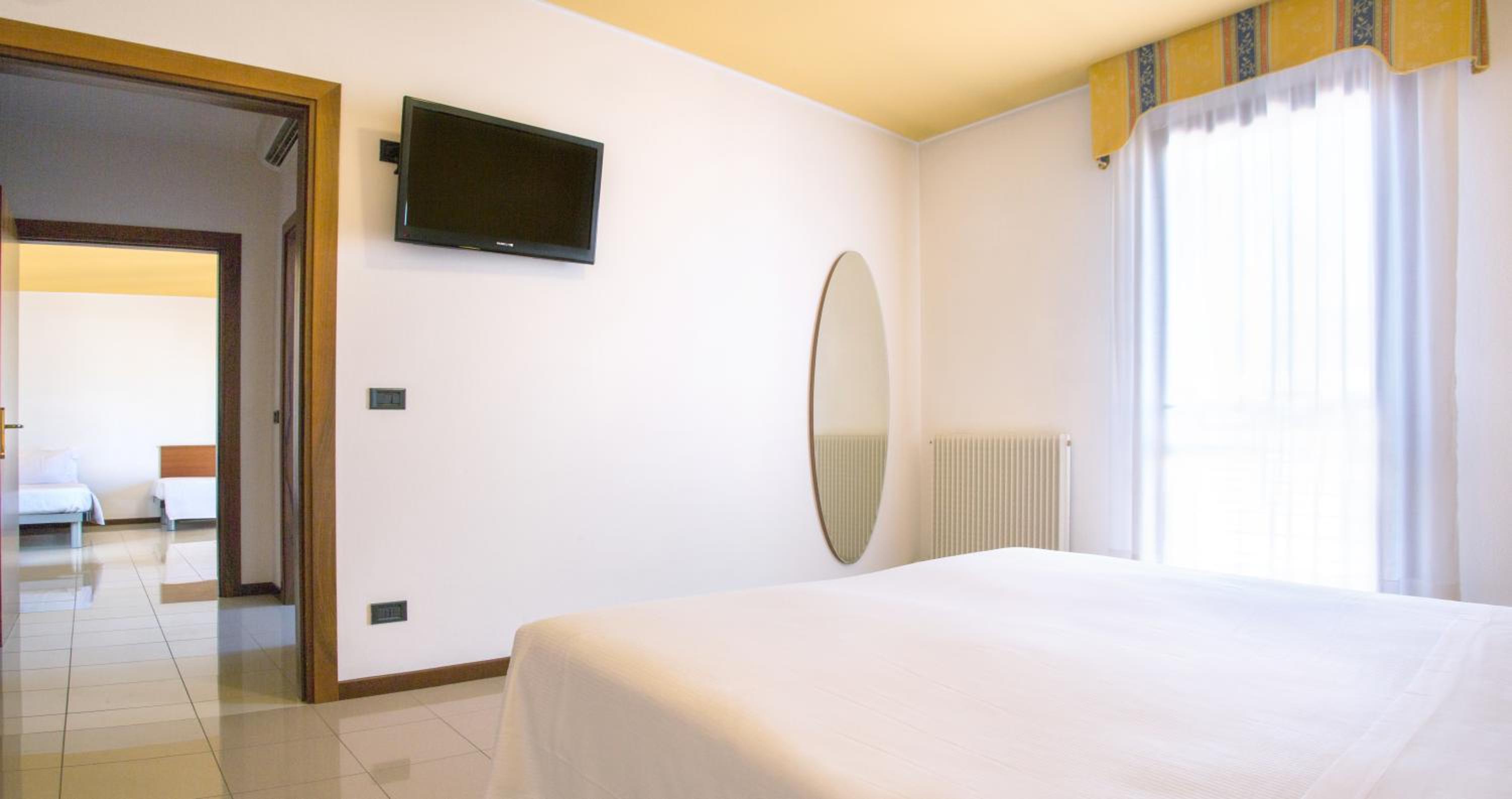 Executive King Room with Sofa Bed and Living Room - Non-Smoking - Photo 5