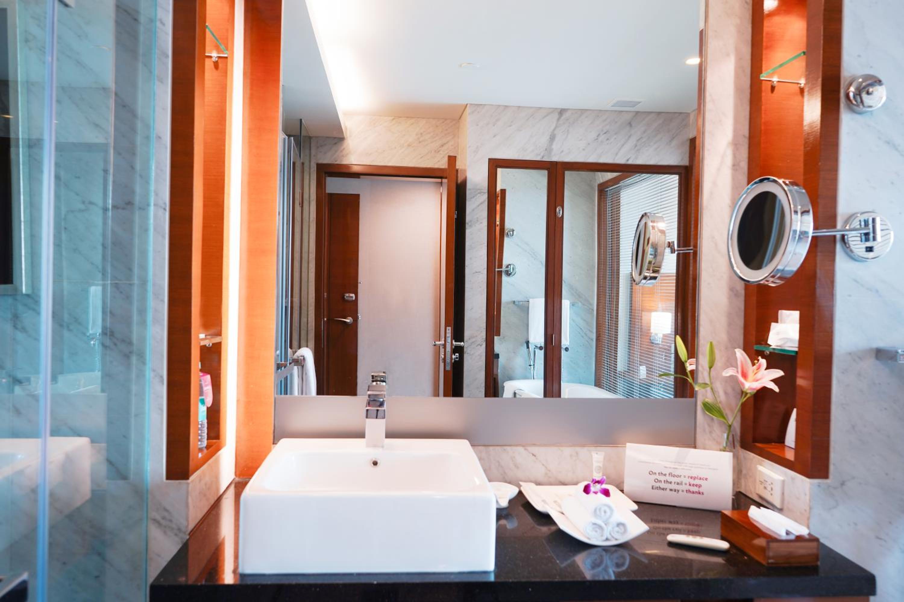 1 King Standard Pool View Lounge Access