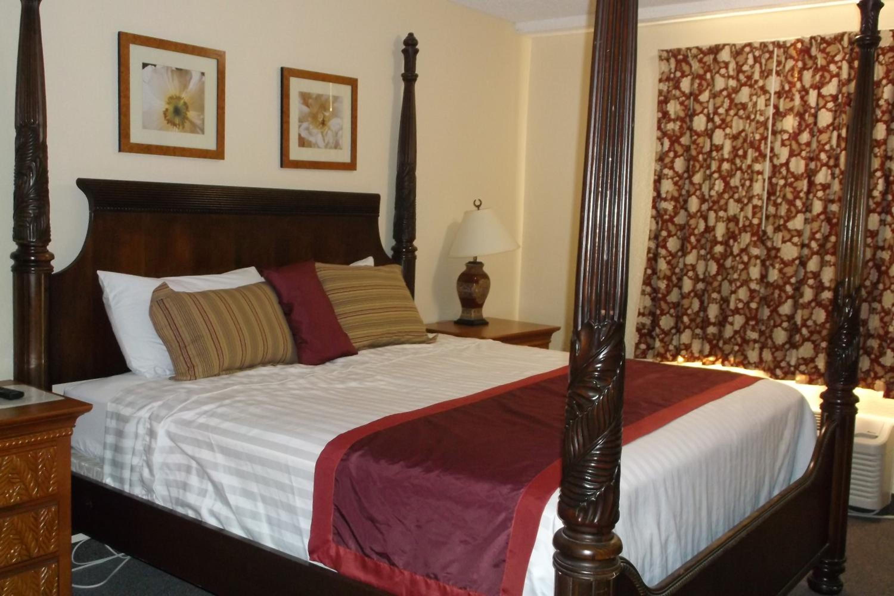 King Room - Non-Smoking - Photo 4