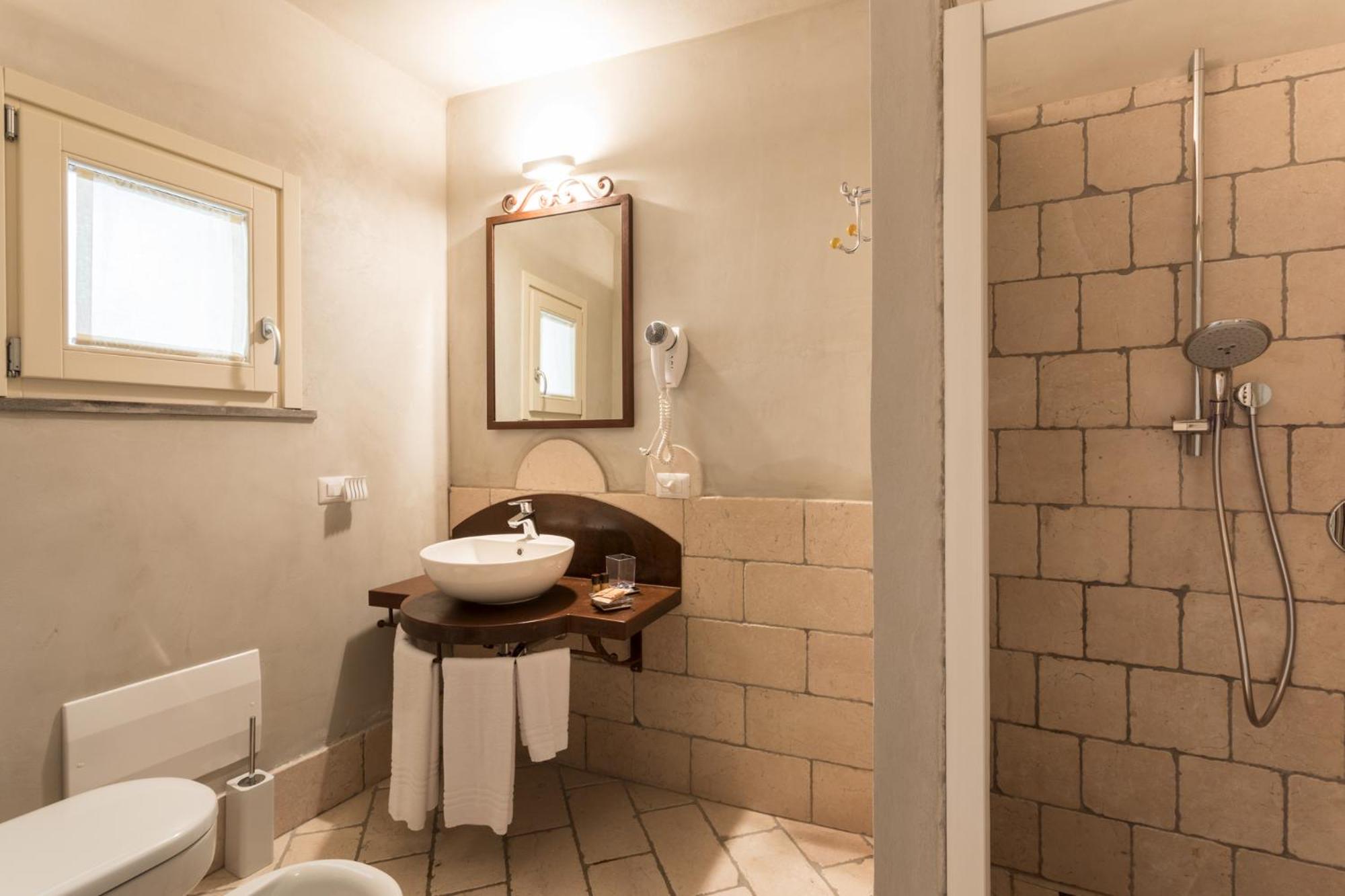 Double or Twin Room with Private Bathroom - Photo 10