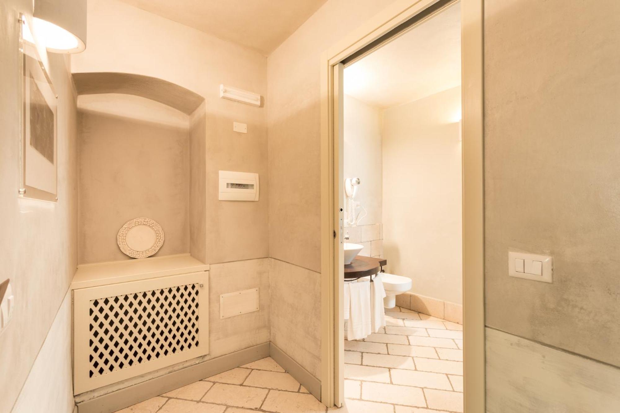 Double or Twin Room with Private Bathroom - Photo 9
