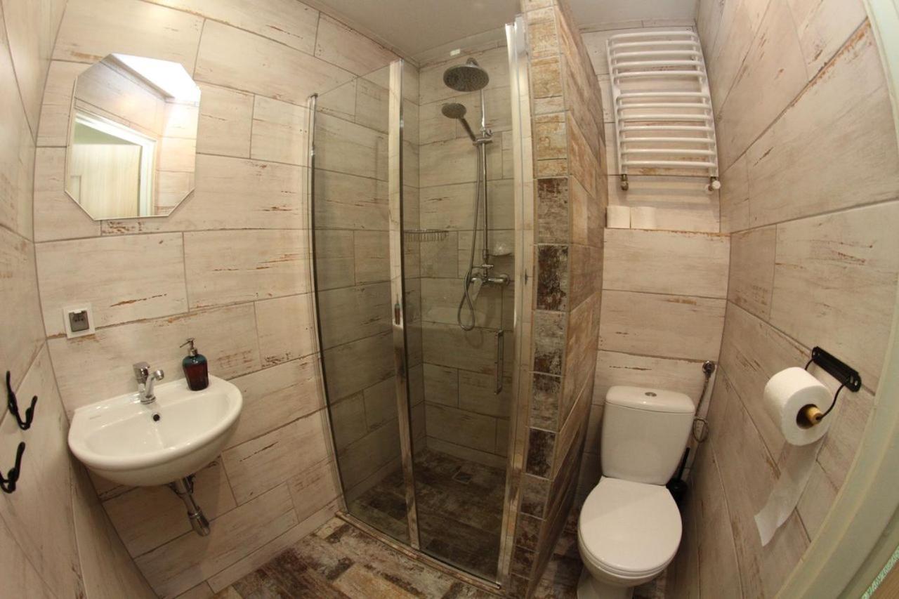 Family Room with Private Bathroom - Photo 2