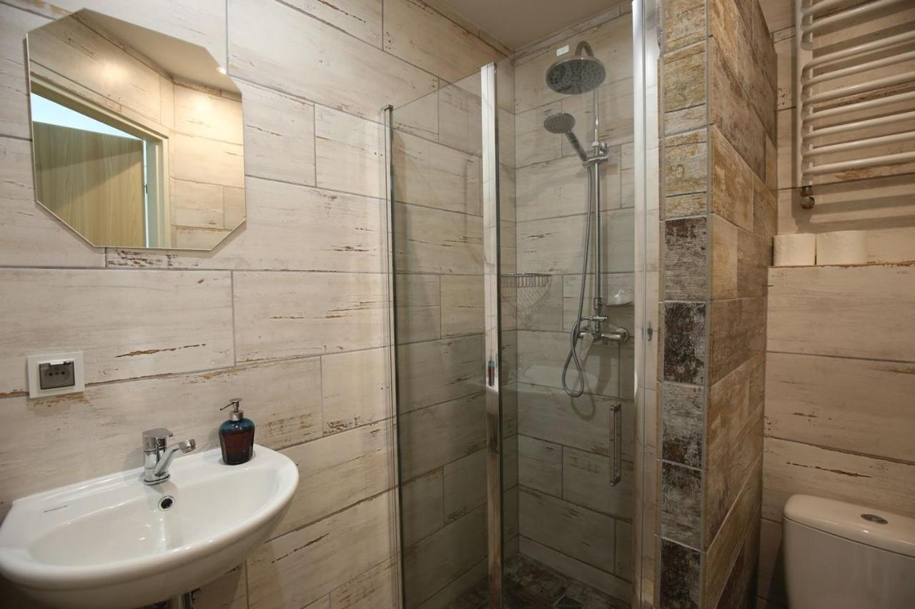 Family Room with Private Bathroom - Photo 3