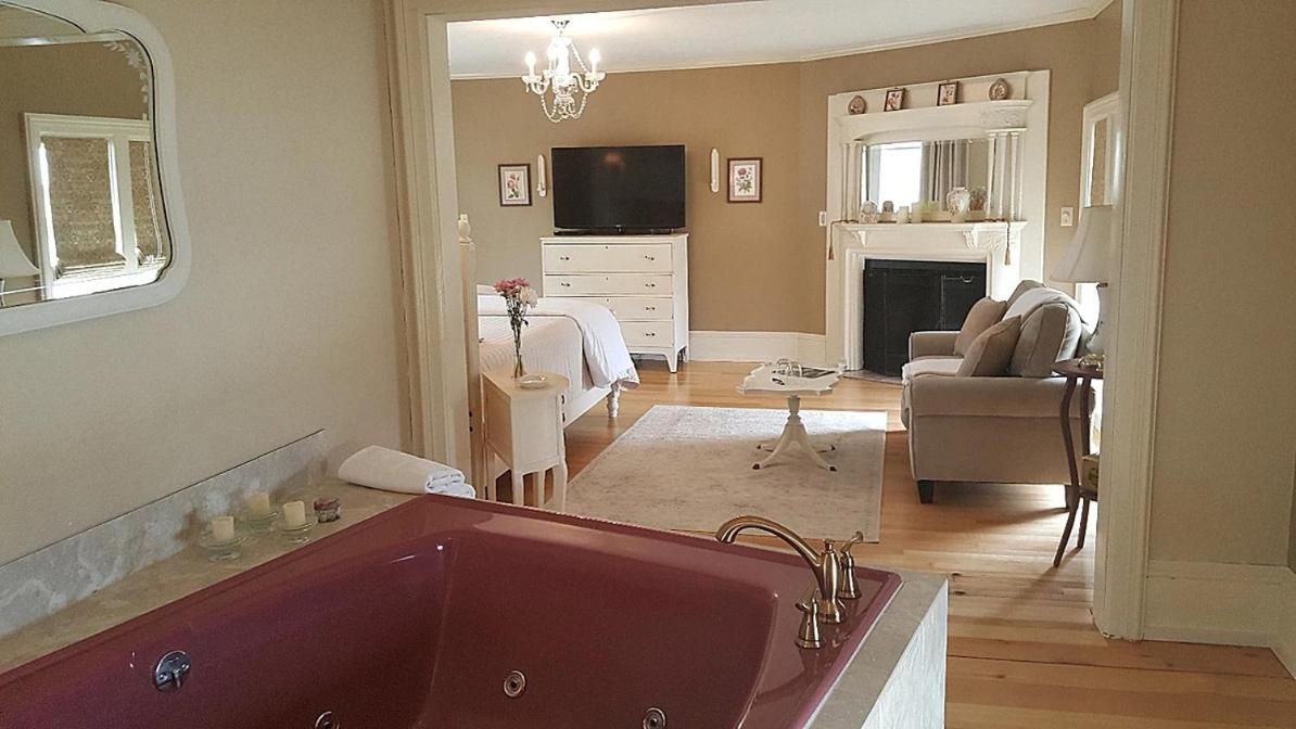 King Suite with Balcony photo 2