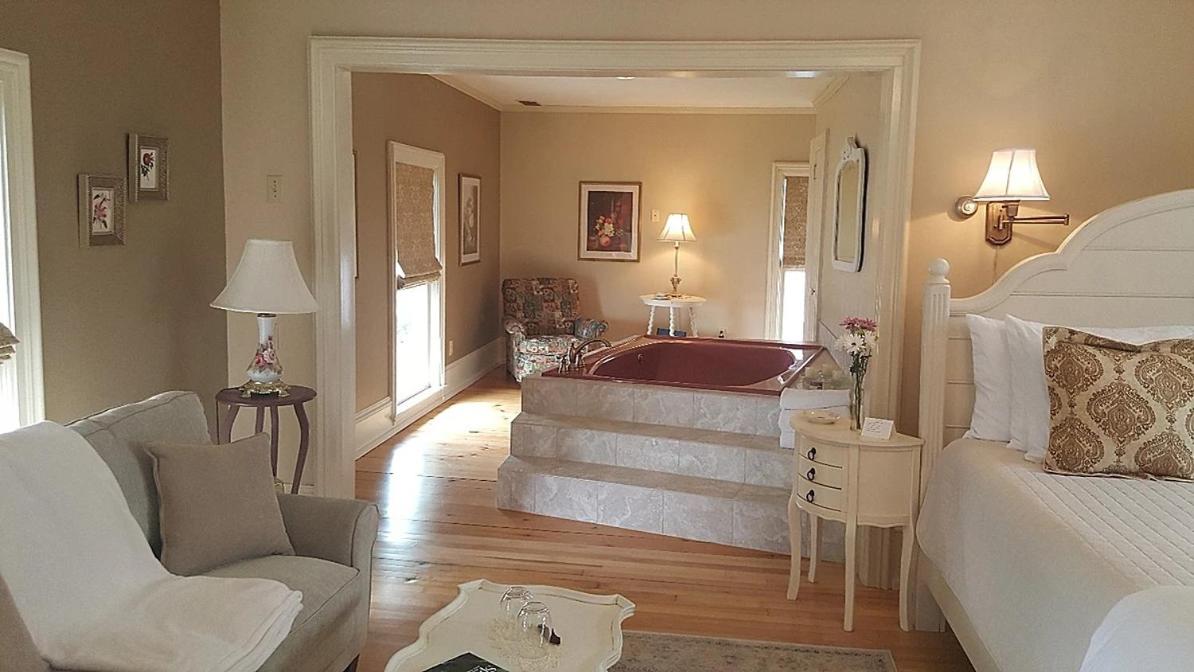 King Suite with Balcony photo 1