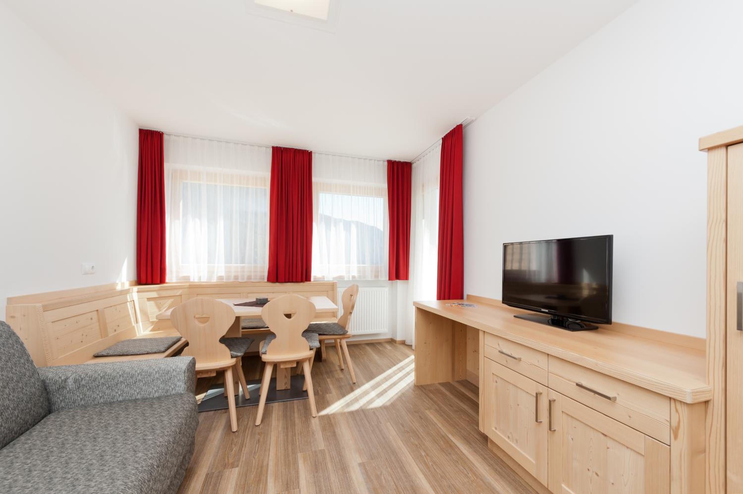 Superior One-Bedroom Apartment - Photo 1