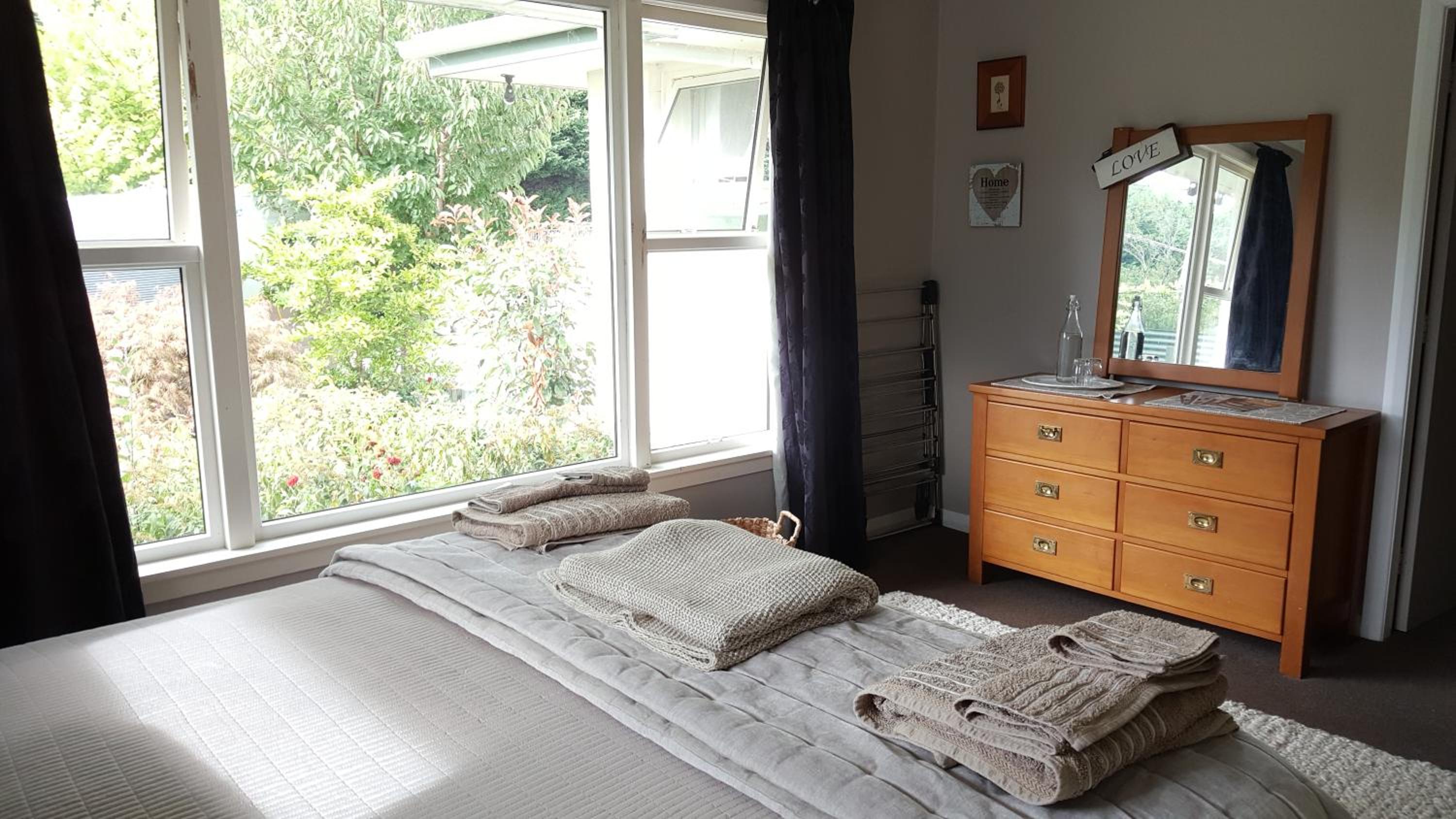 Deluxe King Room - Photo 14